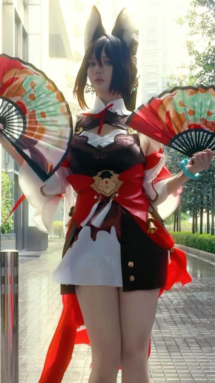 YingTzeのインスタグラム：「Someone made me do this in public 😫  p/s : I’m so shy because security guard and cleaner lady looking at me 🤣 ( so I didn’t shake to my full potential HAHAHA )」