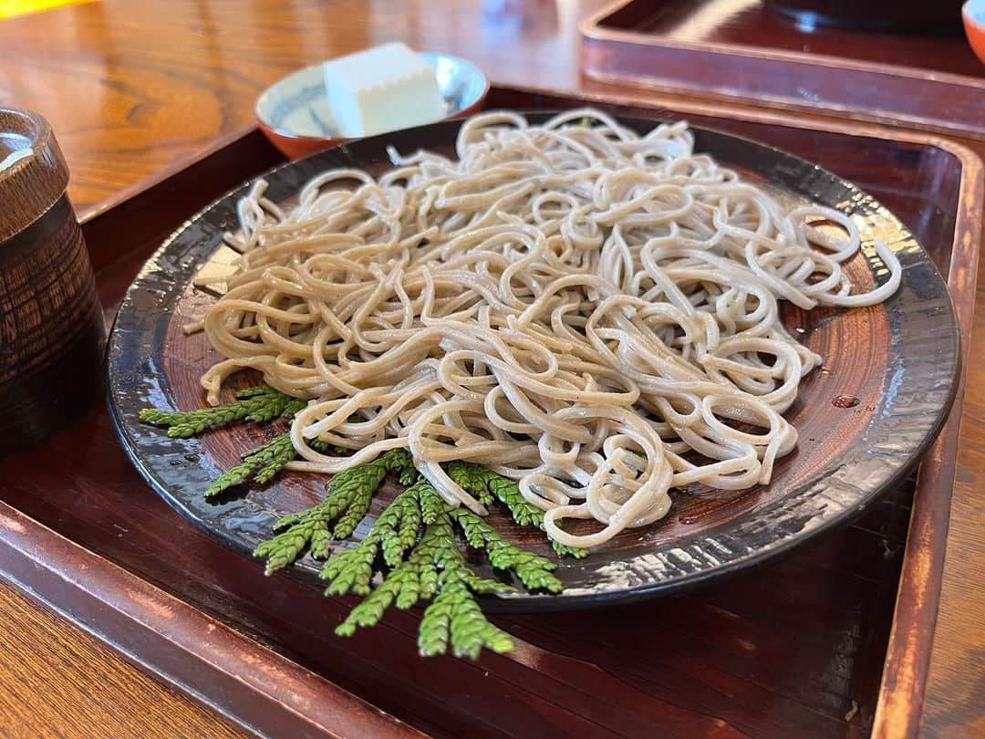 南早苗さんのインスタグラム写真 - (南早苗Instagram)「總持寺　世界禅Challenge 〜zen in one〜  輪島市にある大本山總持寺祖院と横浜鶴見の 大本山總持寺をオンラインで繋いで開催されました〜。 @noto_sojijisoin   私は、お笑い・仏像研究家であり芸人のみほとけさん @mihotoke_chan  と　 一緒にゲストとして参加させていただきました。  坐禅は、リラックス＆ホルモン分泌にもいいと 言う研究結果があるのだとか。 ここにかなり食いついちゃった😍  總持寺祖院の美しい環境にも癒された〜✨  ご参加の皆様、共に時間を過ごせて幸せでした。 ありがとうございました😊  これから来年5月まで全国計8ヶ所で開催されます。  #世界禅challenge  #總持寺　#總持寺祖院  #坐禅　#眠くならなかったよ　#御朱印　#本来面目　#みほとけ　さん　#顔はめ　#輪島市門前町　#エフエム石川」11月6日 10時39分 - minamisanae