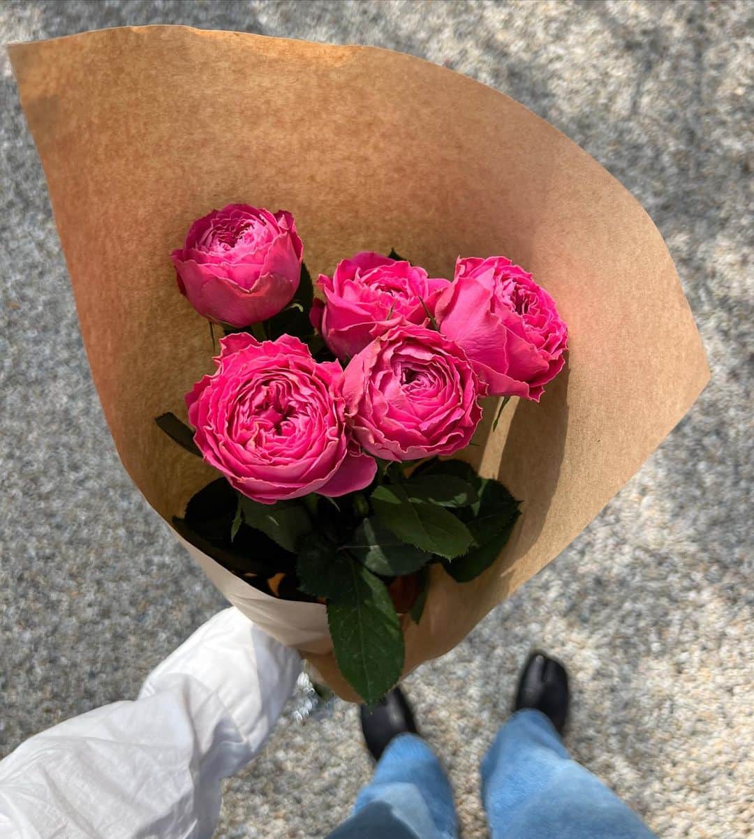 伊原葵のインスタグラム：「月曜日🌹頑張ろ♡  やっぱりコラボのリング可愛いな💍✨  #artidaoud_aoiihara」