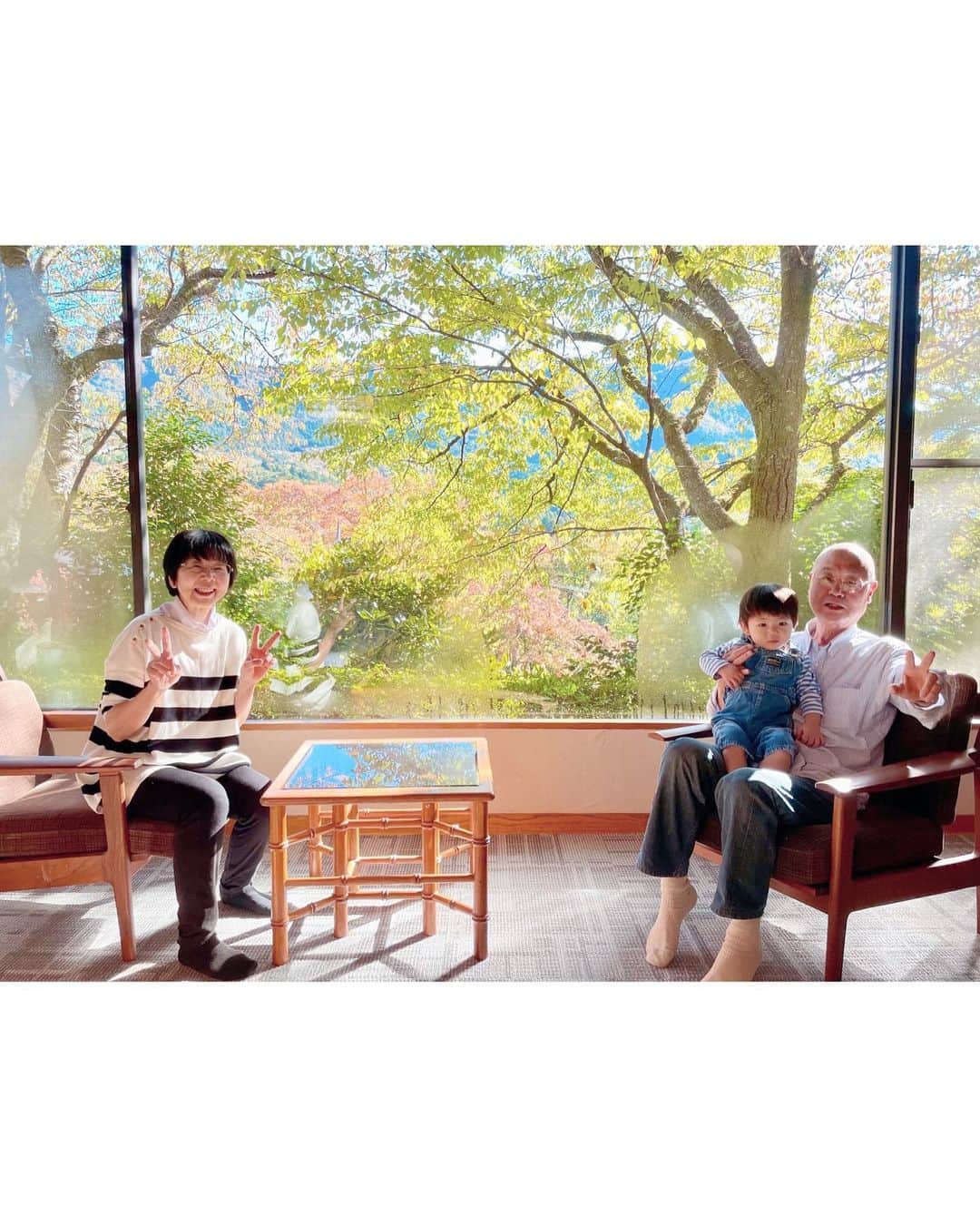 山川春奈さんのインスタグラム写真 - (山川春奈Instagram)「10月のイベント案件がようやく落ち着いたタイミングで、先週は息子と両親と箱根旅行へ。今年は温かいのでまだ紅葉の本番はこれからでしたが、少しずつ色づき始めた木々はとても綺麗でした。  両親も孫と旅行出来て嬉しそうにしてたから、行って本当に良かった。  両親は久しぶりのカラオケを宿でしていましたが、息子は隣のプレイルームで遊びたいから、私と息子は両方を行ったり来たりしていたので良い運動になりました😂  思いの外、富士山がとても大きく見えて神々しくて凄かったし、芦ノ湖のススキもユラユラ、水面はキラキラしていて癒されました。遊覧船を差しながら、あー‼️と言っていた息子。来年はあれに乗ろうかね。  今度はもう少し遅い時期に行って紅葉に染まったところも見てみたいです🍁」11月6日 10時48分 - anurah0511