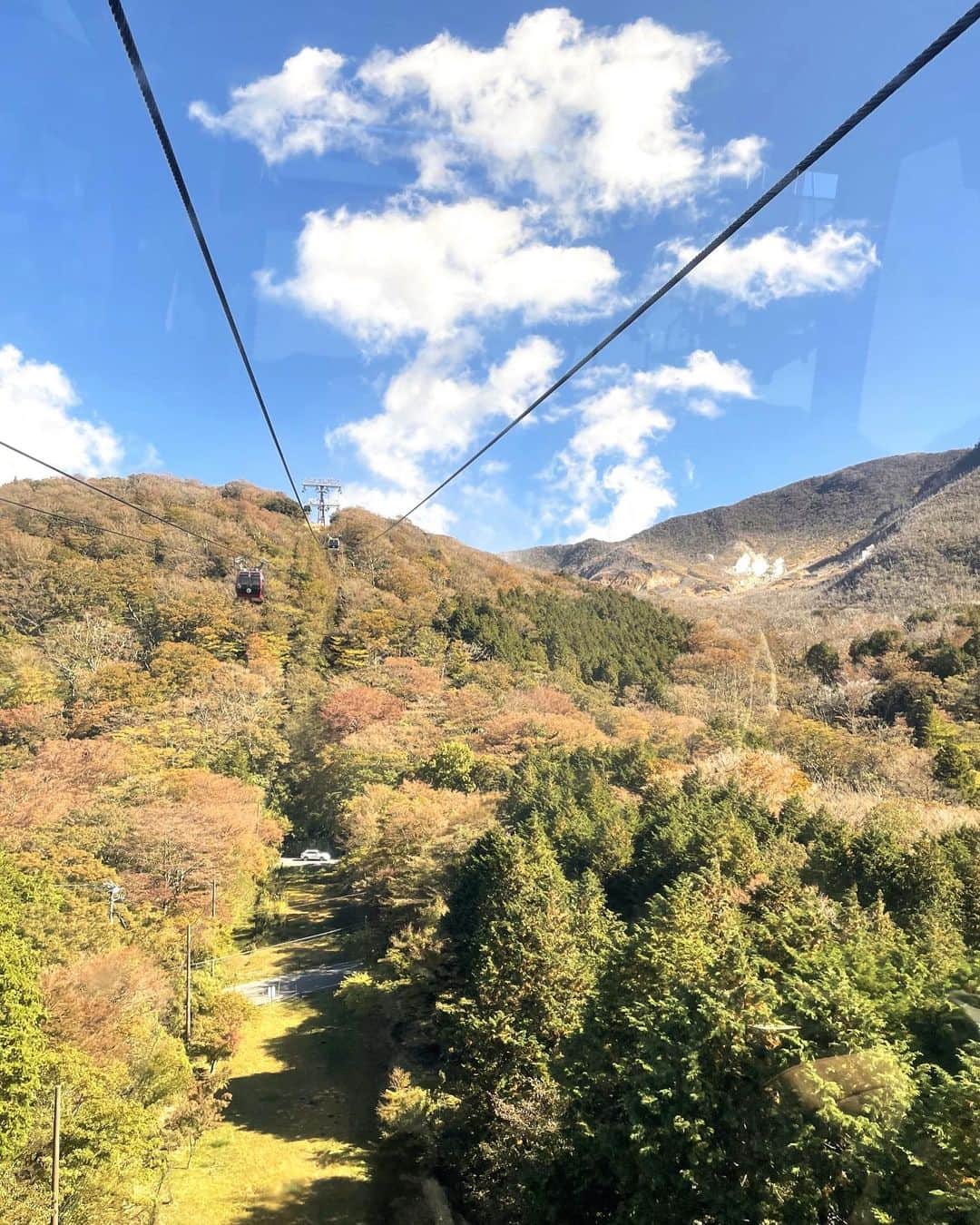 山川春奈さんのインスタグラム写真 - (山川春奈Instagram)「10月のイベント案件がようやく落ち着いたタイミングで、先週は息子と両親と箱根旅行へ。今年は温かいのでまだ紅葉の本番はこれからでしたが、少しずつ色づき始めた木々はとても綺麗でした。  両親も孫と旅行出来て嬉しそうにしてたから、行って本当に良かった。  両親は久しぶりのカラオケを宿でしていましたが、息子は隣のプレイルームで遊びたいから、私と息子は両方を行ったり来たりしていたので良い運動になりました😂  思いの外、富士山がとても大きく見えて神々しくて凄かったし、芦ノ湖のススキもユラユラ、水面はキラキラしていて癒されました。遊覧船を差しながら、あー‼️と言っていた息子。来年はあれに乗ろうかね。  今度はもう少し遅い時期に行って紅葉に染まったところも見てみたいです🍁」11月6日 10時48分 - anurah0511