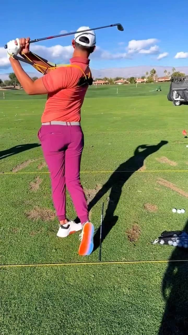 ジョン・ラームのインスタグラム：「Width and hand path — two major keys for @erikvanrooyen. Here’s one of the drills and training aids he uses on the range before tournaments 🤌」