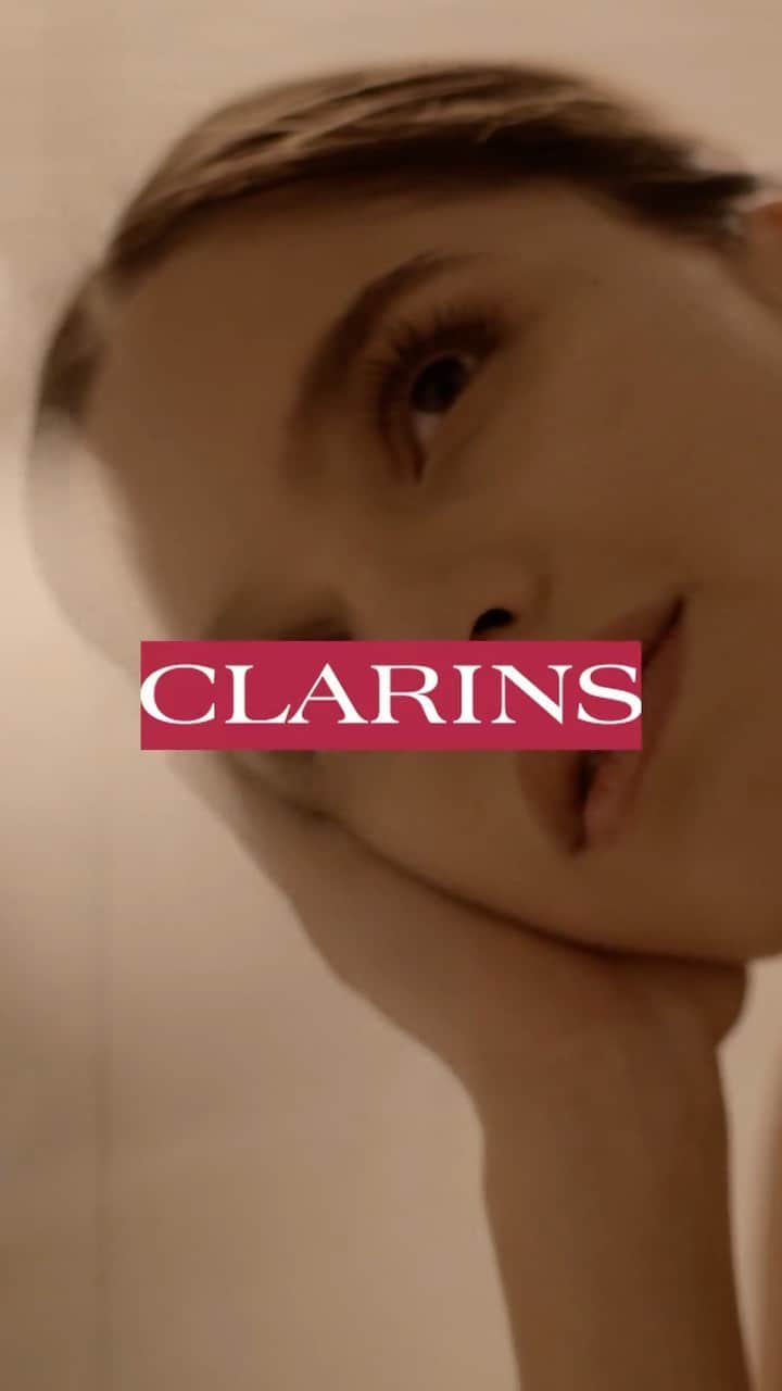 Clarins Méxicoのインスタグラム：「El mes está iniciando y nuestro mejor #ClarinsTip que lo comienzas súuuuuper relajada. ☺ Por eso es momento de que visites alguno de nuestros SPA Clarins. 🙌🏻 Encontrarás tratamientos para tu carita, para relajarte o bien para moldear tu cuerpo. 🤗 Te juramos, es una experiencia in-creí-ble de 75 minutos que no te puedes perder.  . . . . #cuerpo #Body #Clarinscuidadeti #Bodymist #aguadetratamiento #mist #aroma #naturalskincare #skincare #beauty #natural #naturalbeauty #healthyskin #selfcare #organicbeauty #skincaretips #skincareproducts #beautycare #essentialoils #instabeauty #spa #masaje #masajefacial #facial」