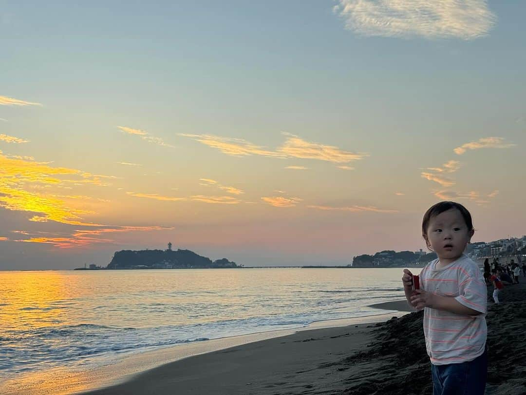 エハラマサヒロのインスタグラム：「自身としては初の鎌倉に行って来ました😆夕方に海行ったらホンマ綺麗でヤバかったな〜また家族で行きたいです  #ド素人みたいな投稿カッコいい #写真は素敵すぎてカッコいい #帰る時にうたの服から高校球児の5倍ぐらい砂出て来てカッコいい #鎌倉」