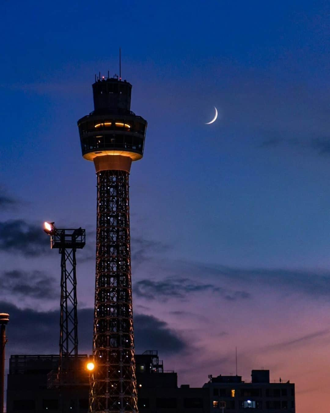 東京カメラ部 横浜分室さんのインスタグラム写真 - (東京カメラ部 横浜分室Instagram)「Photo by @shigeki1169 「横浜マリンタワー」 https://www.instagram.com/p/CkRrPwwvdEa/ . いいね！＆コメント大歓迎！ ※投稿に関するご注意・ポリシーは東京カメラ部に準じます。詳しくは下記をご覧ください。 https://fb.minpos.com/fb/willvii/camera_jpn/static/guideline . #みなとみらい線フォト散歩 #みなとみらい線フォトさんぽ #みなとみらい線 #横浜 #新高島 #みなとみらい #馬車道 #日本大通り #元町中華街 #yokohama #東京カメラ部 #Japan #photo #写真 #日本 Follow: @TCC.Yokohama . ※各種法令、マナー、関係者の指示に従った撮影をお願いします。 *Please ensure that your photography adheres to all relevant laws, etiquette, and instructions issued by authorized persons.」11月6日 11時00分 - tcc.yokohama