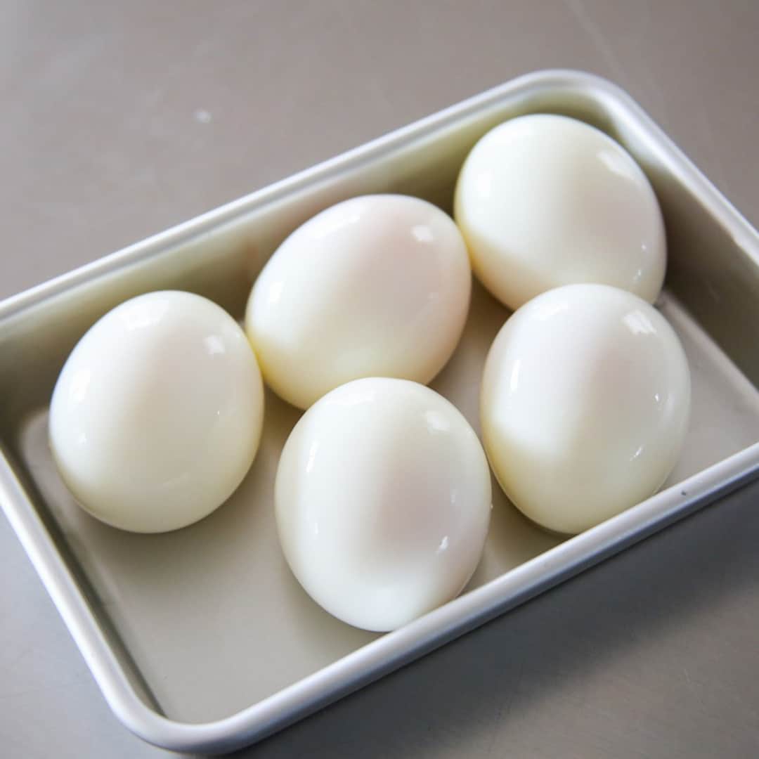 おうちごはん編集部さんのインスタグラム写真 - (おうちごはん編集部Instagram)「【肉巻き半熟卵】#レシピ あり▼  材料たったの4つで作れて、あるとうれしい作り置きおかず🎵 味付けは焼肉のタレで失敗知らず‼ 迷わず誰でもおいしく作れます😚  --------👇レシピ👇---------  肉巻き半熟卵  ▼材料（5個分）  ・豚ロース薄切り肉……10枚 ・卵（Sサイズ）……5個 ・片栗粉……適量 ・焼肉のタレ……大さじ4  ▼作り方  1. 沸騰したお湯に卵を入れて6分半茹でる。  2. 茹で卵1つにつき2枚の豚肉で包んで、全体に片栗粉をまぶす。豚肉は十字に巻きつけて卵全体を覆います。  3. フライパンに小さじ2の油（分量外）をひき、強めの中火で転がしながら全面を焼く。  4. キッチンペーパーで油を軽く拭き取り、焼肉のタレを入れて煮からめる。  💡じっくり焼くと半熟卵に火が入ってしまうので、やや強めの中火で焦げ目をつけます。巻いた肉は薄いので肉の火の通りは心配しなくても大丈夫です。  💡肉を巻くと最終的に結構大きくなるので卵はSサイズがおすすめです。  💡トングを使うと調理がしやすいです。  ☝日持ちは冷蔵庫で4～5日です！  photo by @a.jinja  🔽「肉巻き半熟卵」のレシピは、おうちごはんの記事でもご紹介しています！ https://ouchi-gohan.jp/3239/  ------------------ ◆このレシピを作ってみたいと思った方は「保存📄」を、おいしそうと思った方はぜひ「いいね♥」してね😚  ◆ #おうちごはんLover を付けて投稿するとおうちごはんの記事やこのアカウント、おうちごはん発信のトレンドリリースなどでご紹介させていただくことがございます。スタッフが毎日楽しくチェックしています♪ ------------------  #おうちごはんlover #おうちごはんラバー #ouchigohanlover #ouchigohan  #あしたのおうちごはん #おうちごはん #recipe #レシピ #おかず #作り置き #つくりおき #作り置きおかず #つくおき #おかずレシピ #卵 #egg #肉巻き #副菜 #献立 #お弁当 #お弁当おかず #豚肉 #たんぱく質 #焼肉のタレ」11月6日 11時00分 - ouchigohan.jp