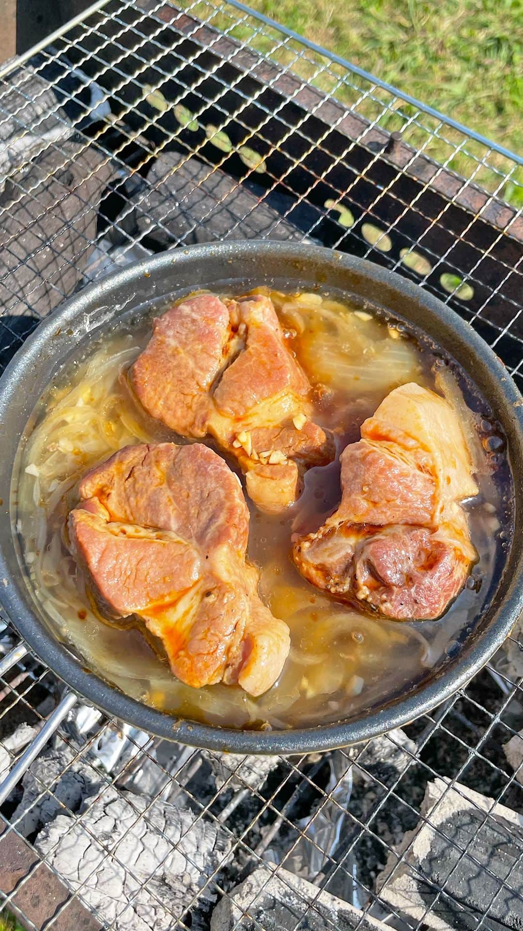 Tasty Japanのインスタグラム：「@tastyjapan 👈他のレシピもチェック！ 【ビールは飲まないで一緒に・・】お肉がほろほろで超絶品！！🥩🍺  レシピが知りたい方はプロフィールのリンクをクリックしてね♪  ===  Beer BBQ Pork Servings: 2  INGREDIENTS 400g pork shoulder 1/4 onion (sliced) 1 clove garlic (minced) 350ml beer Salt and pepper, as needed 1 tablespoon soy sauce 1 teaspoon olive oil  PREPARATION 1. Cut the pork to 3 or 4 equal parts. Season with salt and pepper. 2. Put the olive oil into a pan and heat on medium. Cook the pork (1) until golden on all sides. Remove the pork. Add the onion and the garlic and cook until soften. 3. Put the pork back to the pan. Add the beer. Stew on low heat with a lid on for 1 hour. Add some soy sauce. 4. Enjoy!  #tastyjapan #豚のビール煮 #ビール煮 #BBQ」