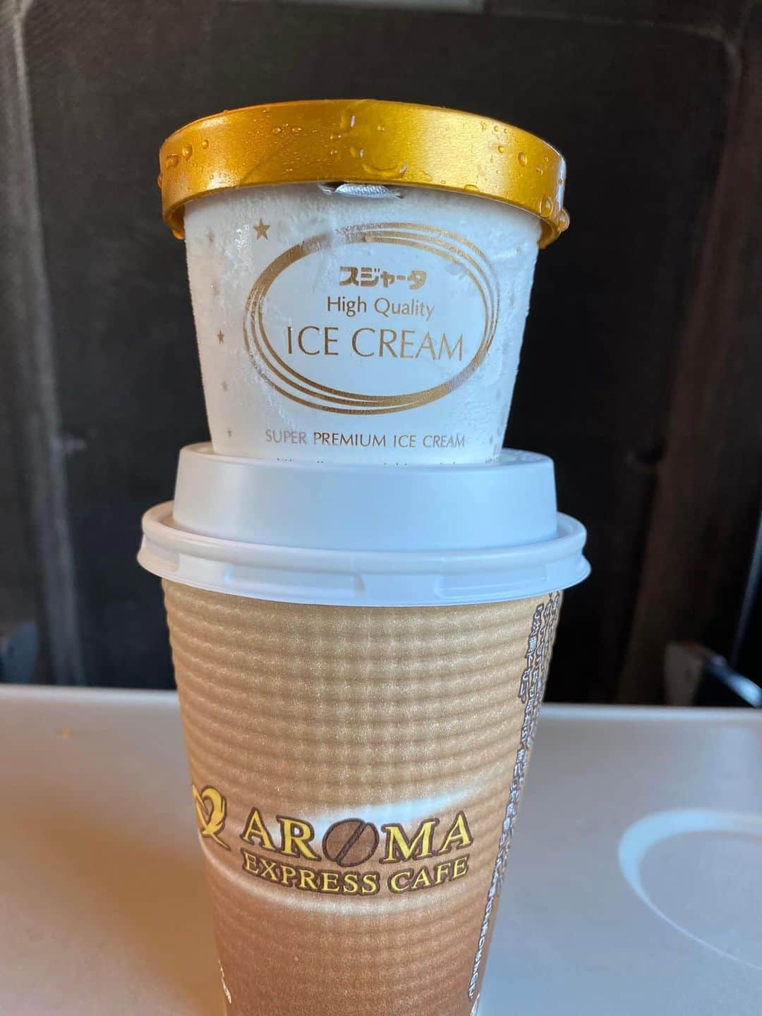 近藤信秋 さんのインスタグラム写真 - (近藤信秋 Instagram)「明日をもって新幹線名物カチンカチンの『スジャータアイスクリーム』と激アツのコーヒーが車内で買えなくなるって悲しすぎるなぁ。激アツのコーヒーの上にカチンカチンのスジャータアイスクリームを乗せてコーヒーを冷ましながらアイスクリームを柔らかくしてヤる、俺流の食べ方がもう出来なくなるとは…。今日、新幹線に乗ってる人達はこのアイスと激アツコーヒーを是非とも味わっていただきたい。ブラザーコーンからのお知らせでした。今までありがとね🙏🏾😎❤️」11月6日 11時04分 - bro.korn