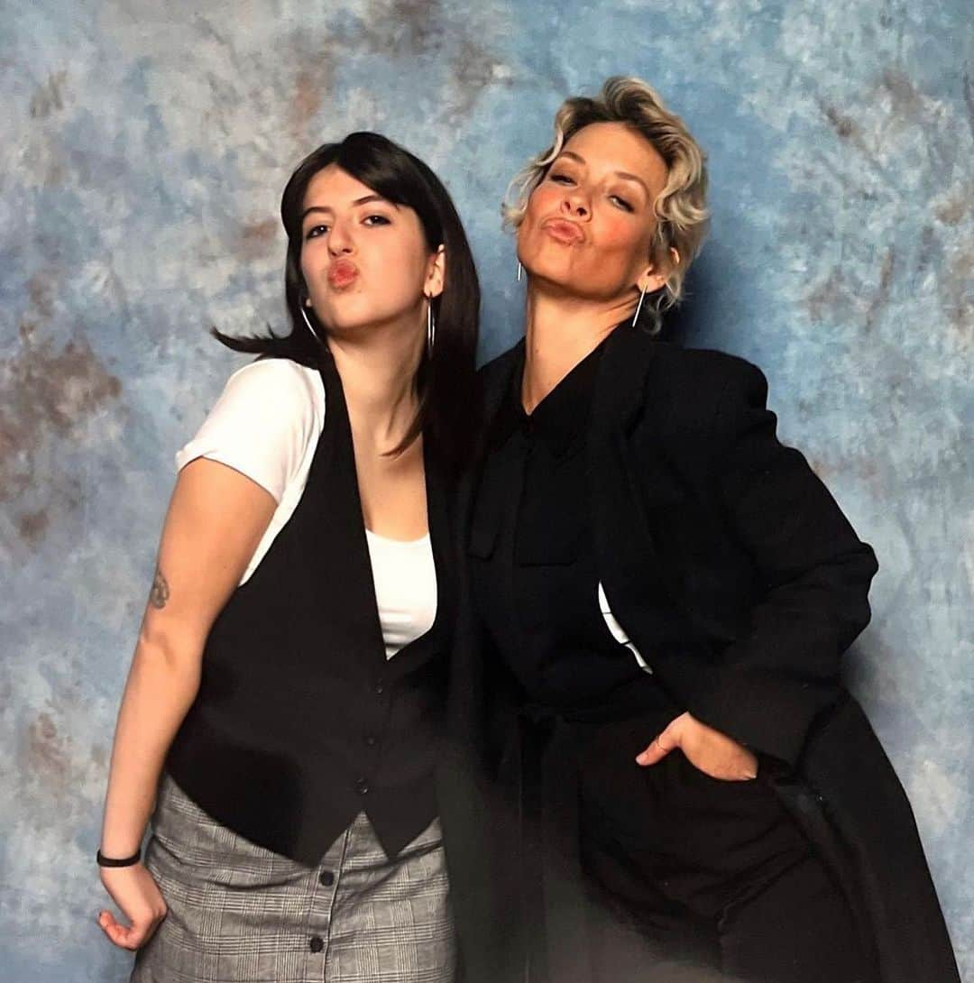 エヴァンジェリン・リリーさんのインスタグラム写真 - (エヴァンジェリン・リリーInstagram)「Thank you #rhodeislandcomiccon for a wonderful weekend. 🥰 The panel was a lovely wander through nearly twenty years of memories.  Thank you @rodrigo_bastos_didier for being the best signing buddy a gal could ask for and for creating the most spectacular illustrations to bring my stories to life.  Thank you @cyberaug for being my resident photographer 📸 and for always dragging @beanafred to see me 😉😉  Thank you to my beautiful fans @sammi_815 @char11ev @alexa.mathisen and Mama Andrea for spending my lunch break with me and for being willing to tell me a little about yourselves. That was really special for me.   Thank you to all the fellow "talent" who kept me company in the green room and a special shout out to @sethgreen for always screaming "anarchy" every time someone knocked over the flimsy line barriers. 🤘🏻👩🏼‍🎤  Oh! And thank you to @lordvban for adding the fun #Avengers theme music to your post. I'm sure your face would have added to the image, not detracted 😉😉  #ricc #lost #hobbit #antmanandthewasp #marvel #realsteel #wasp #tauriel #kateausten #baileytallet #hopevandyne @whoisginaanyway @zay009 @cap_pham_america」11月6日 11時07分 - evangelinelillyofficial