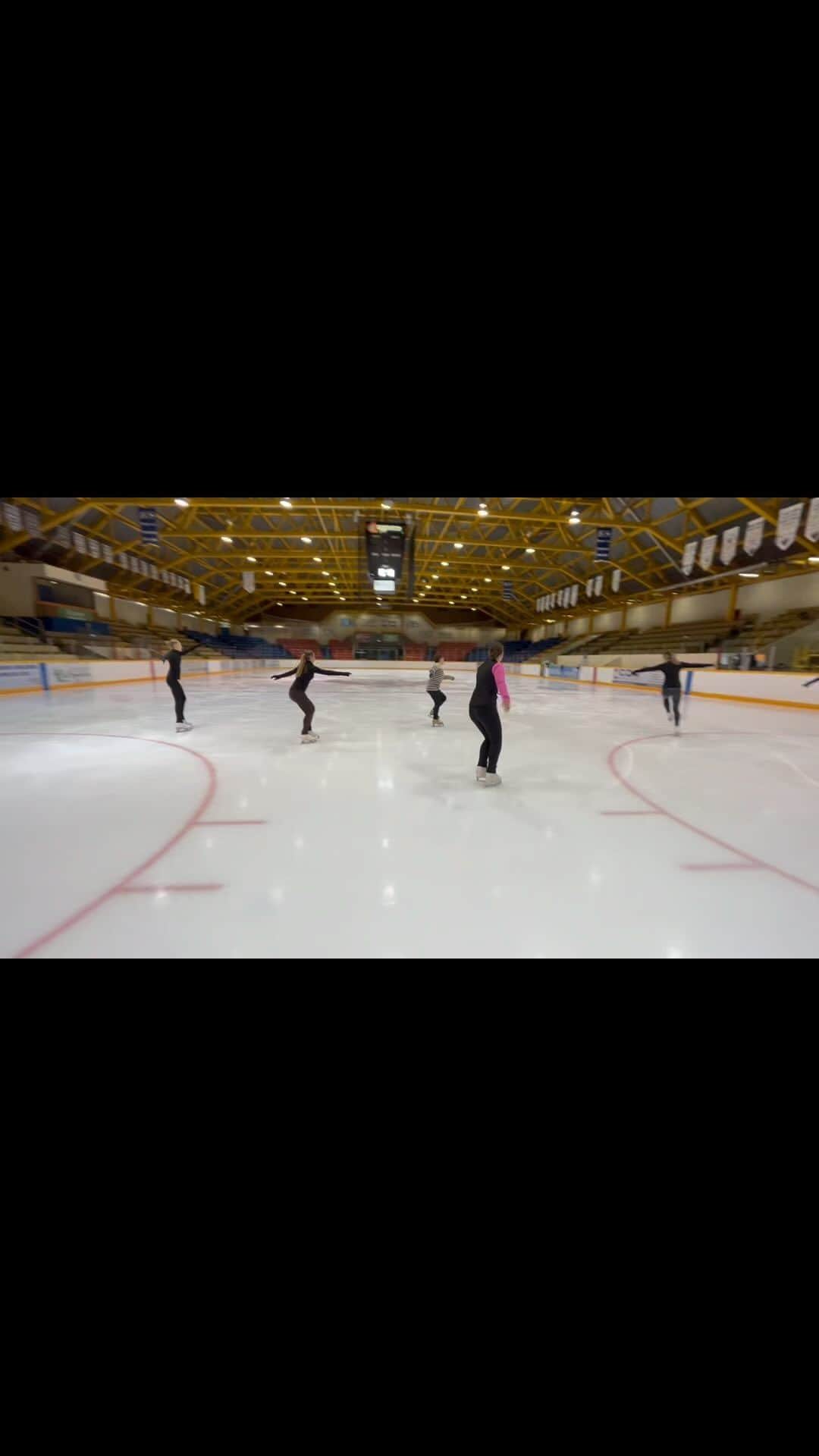 メーガン・デュアメルのインスタグラム：「Thanks @snow.valley.skating.club for having me!  From first double loop attempts to musical skate guards to improv and skating skills and flying camels. It was a great and busy 2 days!!  #skatingseminar #figureskating」