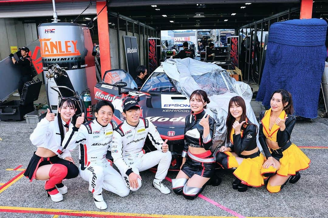 津田知美のインスタグラム：「#supergt  Rd.8 #64 Modulo nakajima racing DNF. 2024series DRIVER 14位 / TEAM 13位  最終戦まで64号車へのたくさんの応援をありがとうございました！！  最終戦、64号車にとって苦しい環境でクラッシュ、リタイアとなりました。 今シーズン初めてのリタイア、太田選手に怪我が無いことが救いでした。  今シーズン、嬉しいことも悔しいこともModulo nakajima racingのみなさんと経験させてもらいました。 伊沢選手、太田選手、チームのみなさん、スポンサーのみなさん、スタッフの皆さん、コントローラーさん、DUNLOPのもみちゃんとしぃちゃん、そしてゆりり！ 本当に1年間お世話になりました、ありがとうございました！！  そして、いつも変わらず応援してくれて支えてくれるファンの皆さま、 つだと過ごすシーズン、楽しかったですか？？ また一緒に過ごす時間を楽しみにしてます！ いつも本当にありがとう！！！  1年間あっという間だなぁ…  #KENWOOD #nakajimaracing」