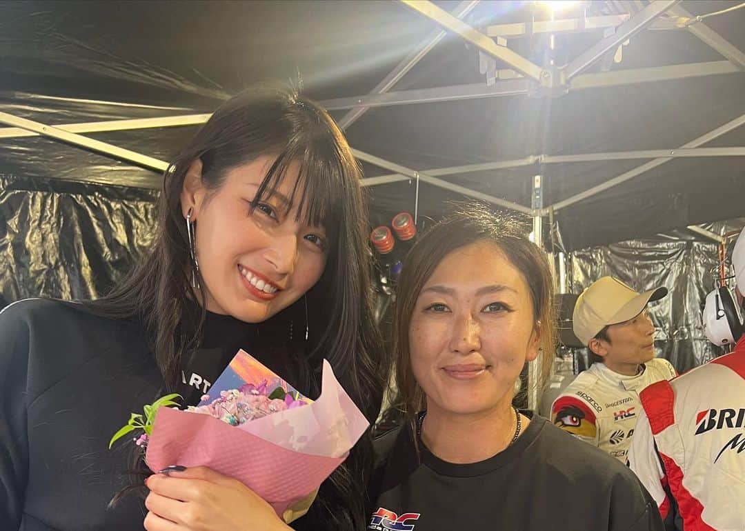 沢すみれさんのインスタグラム写真 - (沢すみれInstagram)「#SUPERGT Rd.8 MOTEGI GT 300km RACE  GRAND FINAL   沢山のお花ありがとうございました！ 1枚目 それぞれファンの皆様より 2枚目 オートバックス様より 3枚目 トランポドライバーの久美子さんより  また、ファンの方とみたんのパパママよりプリザーブドフラワーもいただきました🥹！！ バタバタで6人並んで取れずでした…😭  どの子達も大切にします😌  #SUPERGT #ARTA #AUTOBACS #オートバックス #ARTAGALS #HONDA #MUGEN」11月6日 11時19分 - sumiresour