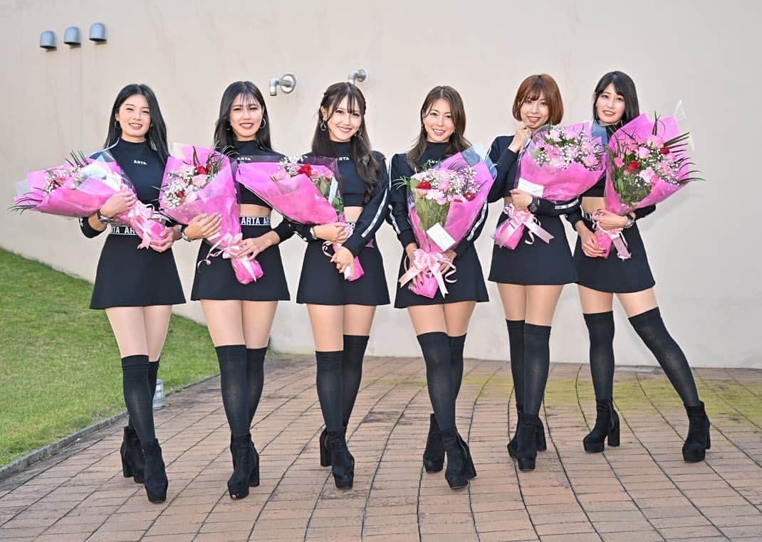 沢すみれさんのインスタグラム写真 - (沢すみれInstagram)「#SUPERGT Rd.8 MOTEGI GT 300km RACE  GRAND FINAL   沢山のお花ありがとうございました！ 1枚目 それぞれファンの皆様より 2枚目 オートバックス様より 3枚目 トランポドライバーの久美子さんより  また、ファンの方とみたんのパパママよりプリザーブドフラワーもいただきました🥹！！ バタバタで6人並んで取れずでした…😭  どの子達も大切にします😌  #SUPERGT #ARTA #AUTOBACS #オートバックス #ARTAGALS #HONDA #MUGEN」11月6日 11時19分 - sumiresour