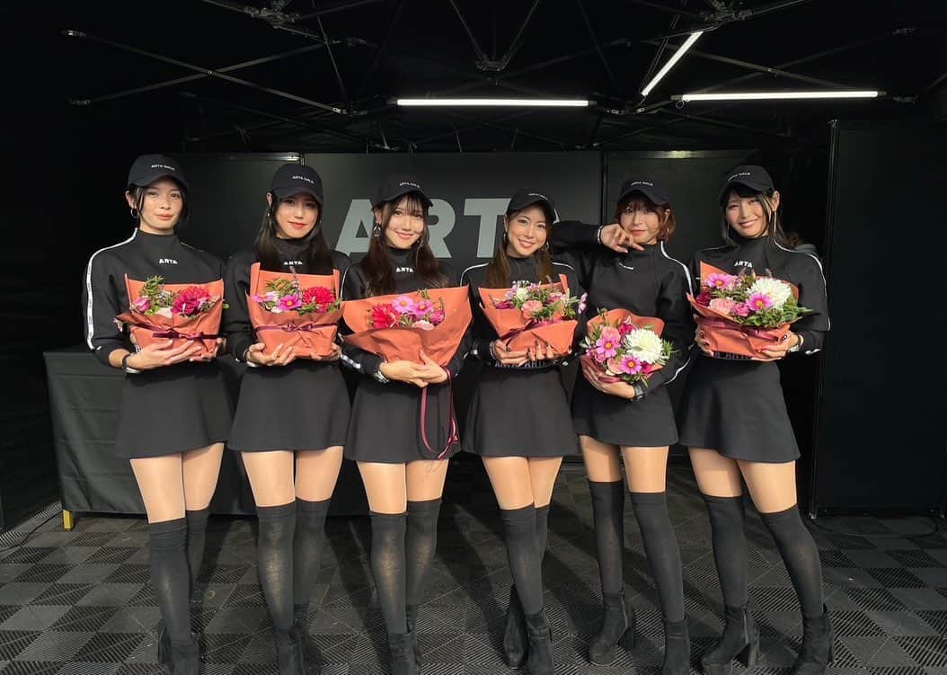 沢すみれさんのインスタグラム写真 - (沢すみれInstagram)「#SUPERGT Rd.8 MOTEGI GT 300km RACE  GRAND FINAL   沢山のお花ありがとうございました！ 1枚目 それぞれファンの皆様より 2枚目 オートバックス様より 3枚目 トランポドライバーの久美子さんより  また、ファンの方とみたんのパパママよりプリザーブドフラワーもいただきました🥹！！ バタバタで6人並んで取れずでした…😭  どの子達も大切にします😌  #SUPERGT #ARTA #AUTOBACS #オートバックス #ARTAGALS #HONDA #MUGEN」11月6日 11時19分 - sumiresour
