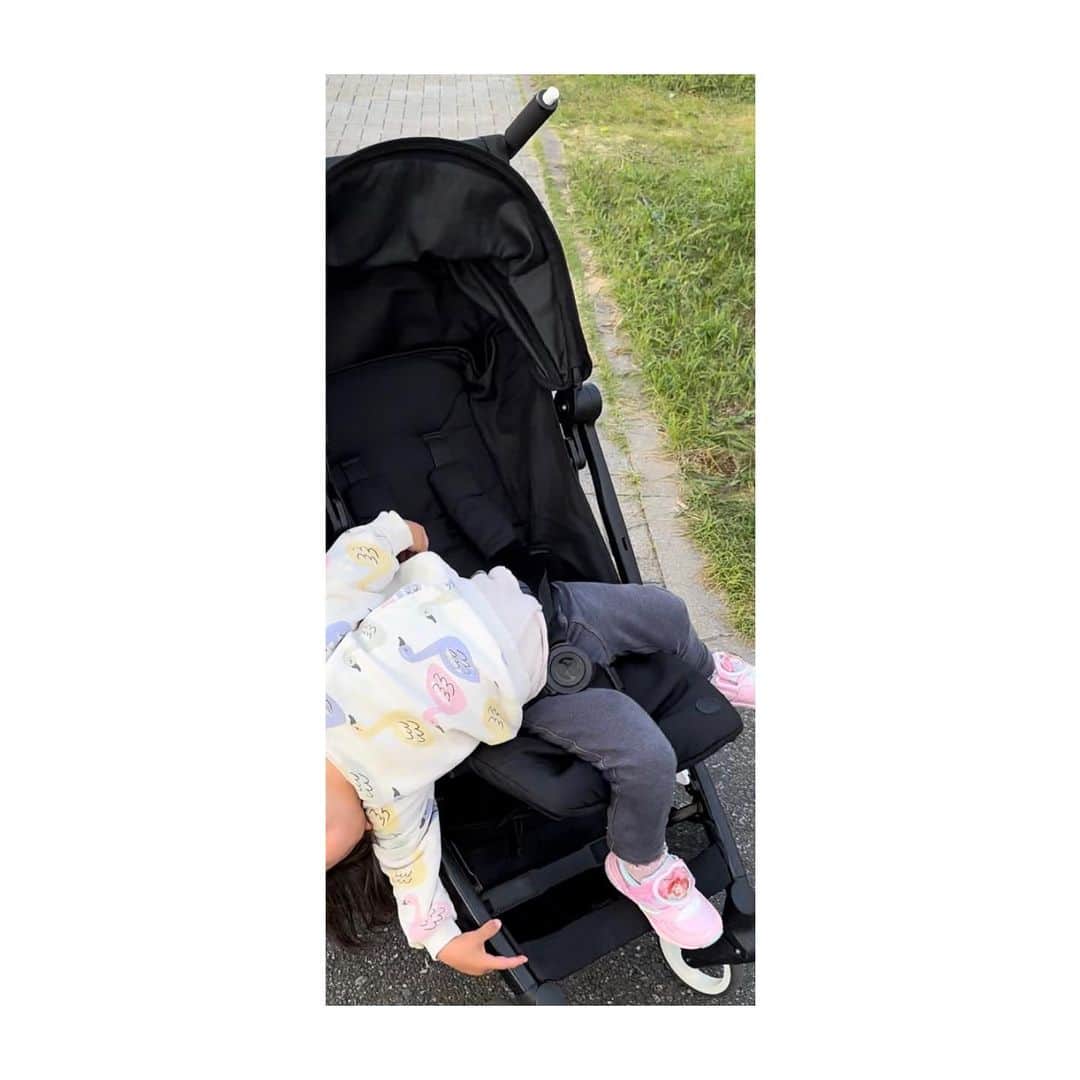 横澤夏子さんのインスタグラム写真 - (横澤夏子Instagram)「#ベビーカー乗りたくないおばけの次女 #変なところ鍛えられちゃうよ #100万回の危ないよ #私がベビーカー乗りたいぐらいなのよー #うふ！」11月6日 11時18分 - yokosawa_natsuko