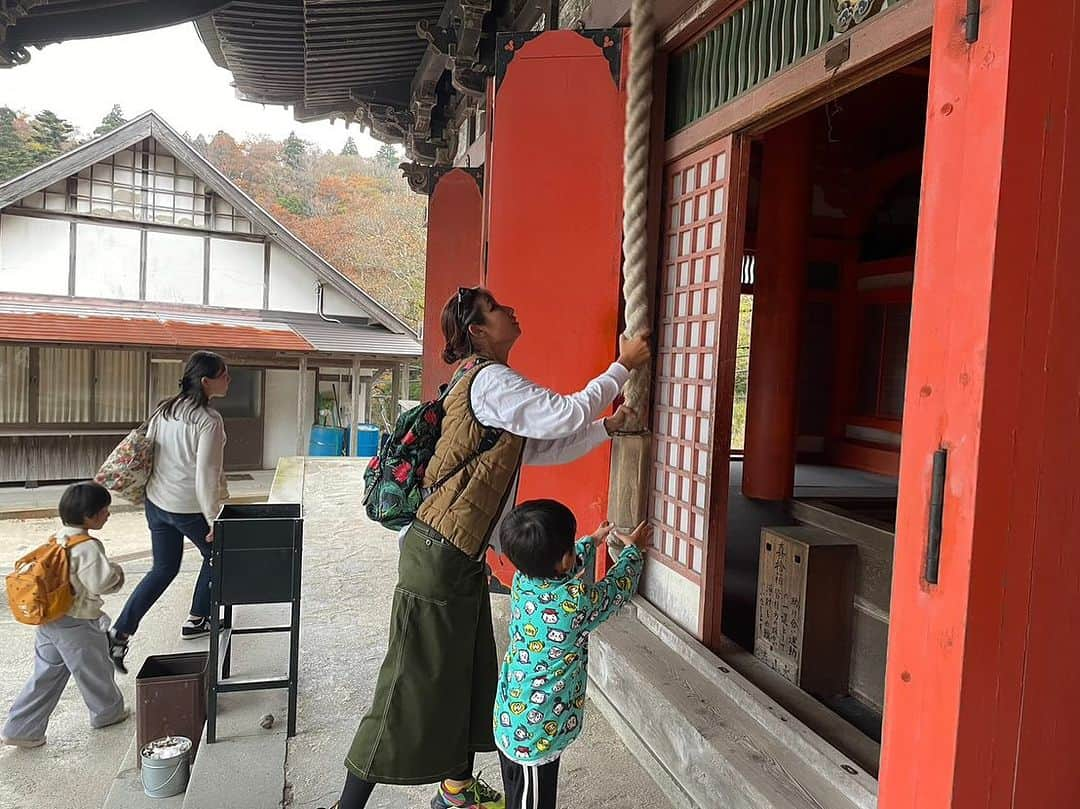 エマ中岡優姫のインスタグラム：「大山寺🐮⛰️ 本当パワースポット✨ サニーちゃんも頑張って登ったよ🥳 雨が降って前が全然見んくらい 真っ白になったりしたけど 寒くなくいい感じでした🥳 住職さんにお守りの話いろいろ聞いて 選んで友達と買ってあげっこした😂 私は銀でできたお守りをゲットしたよ🪬✨ サニちゃんは渋い和柄のやつ選んでました🤩 #大山寺  #鳥取県  #お寺巡り  #神社巡り」