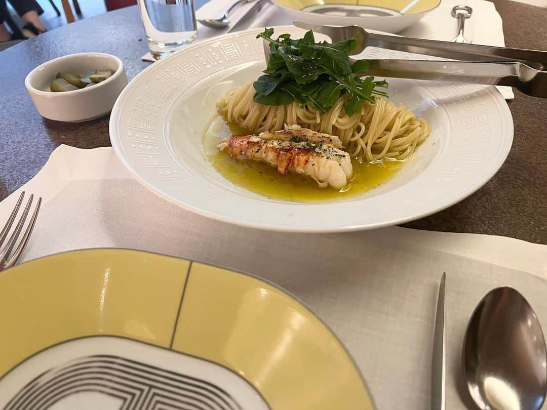 Risako Yamamotoのインスタグラム：「lunch at Hermes cafe🍊  大好きなエーゲシリーズの器でテンション上がりました🤍 白の器ばっかりいらんといつも叱られてますが、白の器が好きなんです笑  #Hermescafe #hermescafeseoul #seoul #韓国カフェ #ソウルカフェ」