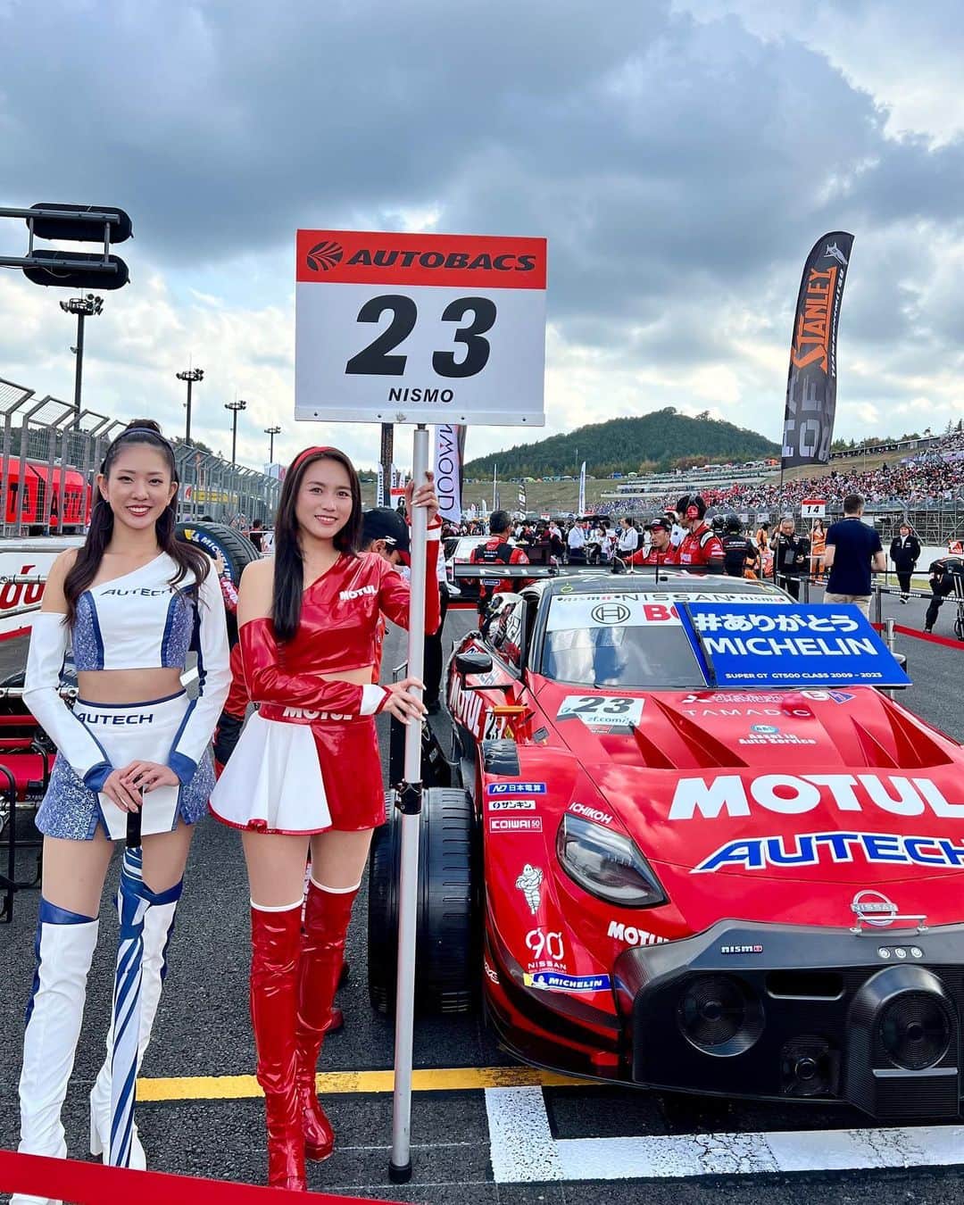 密照幸映さんのインスタグラム写真 - (密照幸映Instagram)「. 【SUPER GT Rd.8 モビリティリゾートもてぎ　 決勝】  SUPERGT最終戦 沢山のご来場&応援ありがとうございました！  まずは決勝の結果からお伝えします。 （途中NISMOブースに行っていたので分かりかねるところもありますが💦） もう皆さんご存知だとは思いますが お付き合いくださいませ😌  気温23度 路面温度26度 天候も予選日同様、暑いくらい天気良かったです☀️ そんな中、300kmレース（63周）がスタート！  23号車は5番手からのスタート。 スタートドライバーはロニー選手。  スタートして1周経たないうちに4番手に順位を上げます。  5周目くらいから雨が降ってきました。 ずっと晴れていたので雨がぽつぽつきた時は びっくり。  27周を終えて23号車ピットイン ドライバー交代  40周目5番手（まだピットインしていない車がいた為、裏の3番手）  42周目、全車1度目のピットインが完了し 順位にあまり変動がないまま周回数を重ね、他車のピットインの関係で3番手になったり4番手になったりしてました。  50周目を過ぎてからも順調にレースが進んでいるかと思いきや途中で一つ順位を落とし4番手に。  その後、前を走っていた車が2度目のピットインをしたことでまた順位が戻り3番手に。  最終的に2番手でチェッカーを受けました🏁  今年最後のレース、自分の力を最大限に発揮出来るように頑張りたい、と言っていた松田選手。 そんな23号車らしい走りを見れたように思います！ シリーズランキングも3位で見事表彰台に❤️✨  そしてチャンピオン獲得を狙っていた #3 Niterra MOTUL Z  予選で3号車がポールポジションを獲得し 決勝でトップを独走も、残り数周というところで終盤の雨により痛恨のコースアウト  3号車の優勝をチーム皆で見守っていたので モニター見ながら涙が溢れました… でも3号車ほんとに強かった‼︎  シリーズランキングでは 3号車が2位🥈 23号車が3位🥉  Nissan Zの速さと強さを実感しました。  それにしても沢山ドラマがあり、どのチームも同じだとは思いますが、悔しい思いをしたり、暫定で表彰台に上がれても正式結果では順位を落としたり、レース中トラブルに見舞われたり、でも優勝したときの嬉しさはめちゃくちゃ嬉しくて…様々ですが無事に今シーズン終えられてホッとしています。  皆さんから「1年間お疲れ様でした」と連絡を頂いたり、サーキットでお声をかけて頂きましてありがとうございます😊 皆さんも今シーズンお疲れ様でした！ 皆さんが寄り添って支えてくれたおかげで 毎戦とっても楽しい時間を過ごす事ができ、 あっという間に今シーズンが終わってしまいました。  NISMOチームでMOTULCircuitLadyとして 初めてのレースクイーンの経験をここで活動 させて頂けていることをとても誇りに思います。 改めて感謝です。  今シーズンのレースは終わりましたが 12月3日（日）#富士スピードウェイ　にて NISMO FESTIVALがあります！ すでにチケットGETしてるよーって 言ってくれてる方もいて嬉しいです🥰 ここで会うのが今年最後かな？ 出来る限り多くの皆さんと会って今年を締めくくりたい！ 宜しくお願いします🙇‍♀️  そしてまだまだ皆さんにお伝えしたいこともあるのでまた次回の投稿も見ていただけたら嬉しいです💓  今シーズンありがとうございました！ お疲れ様でした！  ©︎NISMO  @MOTULJapan @nissanjapan  @nismo_jp_official  #MOTUL #MOTULJapan #PoweredByMOTUL #AUTECH #NISSAN #NISMO #GoGoNISSAN2023 #supergt #supergt2023  #sgt #スーパーGT #GT500 #circuit #motersport #23 #23号車 #NissanZ #Z #レースクイーン #RQ #racequeen  #モビリティリゾートもてぎ #松田次生 選手 #ロニークインタレッリ 選手 #高岡みほ  #密照幸映」11月6日 11時20分 - saemissho_