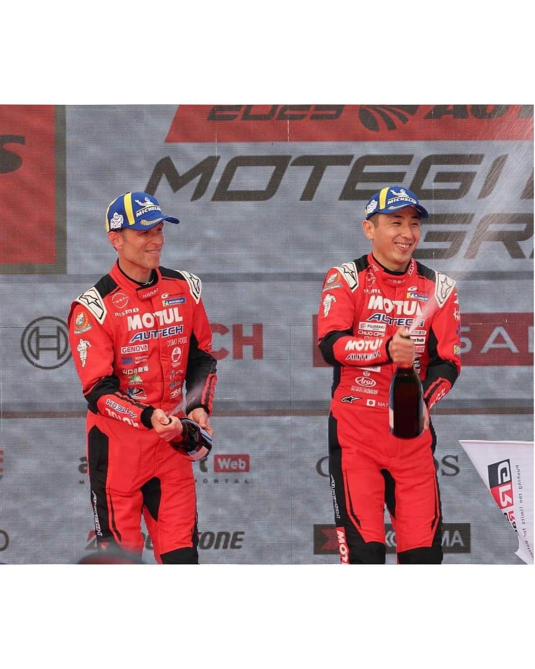密照幸映さんのインスタグラム写真 - (密照幸映Instagram)「. 【SUPER GT Rd.8 モビリティリゾートもてぎ　 決勝】  SUPERGT最終戦 沢山のご来場&応援ありがとうございました！  まずは決勝の結果からお伝えします。 （途中NISMOブースに行っていたので分かりかねるところもありますが💦） もう皆さんご存知だとは思いますが お付き合いくださいませ😌  気温23度 路面温度26度 天候も予選日同様、暑いくらい天気良かったです☀️ そんな中、300kmレース（63周）がスタート！  23号車は5番手からのスタート。 スタートドライバーはロニー選手。  スタートして1周経たないうちに4番手に順位を上げます。  5周目くらいから雨が降ってきました。 ずっと晴れていたので雨がぽつぽつきた時は びっくり。  27周を終えて23号車ピットイン ドライバー交代  40周目5番手（まだピットインしていない車がいた為、裏の3番手）  42周目、全車1度目のピットインが完了し 順位にあまり変動がないまま周回数を重ね、他車のピットインの関係で3番手になったり4番手になったりしてました。  50周目を過ぎてからも順調にレースが進んでいるかと思いきや途中で一つ順位を落とし4番手に。  その後、前を走っていた車が2度目のピットインをしたことでまた順位が戻り3番手に。  最終的に2番手でチェッカーを受けました🏁  今年最後のレース、自分の力を最大限に発揮出来るように頑張りたい、と言っていた松田選手。 そんな23号車らしい走りを見れたように思います！ シリーズランキングも3位で見事表彰台に❤️✨  そしてチャンピオン獲得を狙っていた #3 Niterra MOTUL Z  予選で3号車がポールポジションを獲得し 決勝でトップを独走も、残り数周というところで終盤の雨により痛恨のコースアウト  3号車の優勝をチーム皆で見守っていたので モニター見ながら涙が溢れました… でも3号車ほんとに強かった‼︎  シリーズランキングでは 3号車が2位🥈 23号車が3位🥉  Nissan Zの速さと強さを実感しました。  それにしても沢山ドラマがあり、どのチームも同じだとは思いますが、悔しい思いをしたり、暫定で表彰台に上がれても正式結果では順位を落としたり、レース中トラブルに見舞われたり、でも優勝したときの嬉しさはめちゃくちゃ嬉しくて…様々ですが無事に今シーズン終えられてホッとしています。  皆さんから「1年間お疲れ様でした」と連絡を頂いたり、サーキットでお声をかけて頂きましてありがとうございます😊 皆さんも今シーズンお疲れ様でした！ 皆さんが寄り添って支えてくれたおかげで 毎戦とっても楽しい時間を過ごす事ができ、 あっという間に今シーズンが終わってしまいました。  NISMOチームでMOTULCircuitLadyとして 初めてのレースクイーンの経験をここで活動 させて頂けていることをとても誇りに思います。 改めて感謝です。  今シーズンのレースは終わりましたが 12月3日（日）#富士スピードウェイ　にて NISMO FESTIVALがあります！ すでにチケットGETしてるよーって 言ってくれてる方もいて嬉しいです🥰 ここで会うのが今年最後かな？ 出来る限り多くの皆さんと会って今年を締めくくりたい！ 宜しくお願いします🙇‍♀️  そしてまだまだ皆さんにお伝えしたいこともあるのでまた次回の投稿も見ていただけたら嬉しいです💓  今シーズンありがとうございました！ お疲れ様でした！  ©︎NISMO  @MOTULJapan @nissanjapan  @nismo_jp_official  #MOTUL #MOTULJapan #PoweredByMOTUL #AUTECH #NISSAN #NISMO #GoGoNISSAN2023 #supergt #supergt2023  #sgt #スーパーGT #GT500 #circuit #motersport #23 #23号車 #NissanZ #Z #レースクイーン #RQ #racequeen  #モビリティリゾートもてぎ #松田次生 選手 #ロニークインタレッリ 選手 #高岡みほ  #密照幸映」11月6日 11時20分 - saemissho_