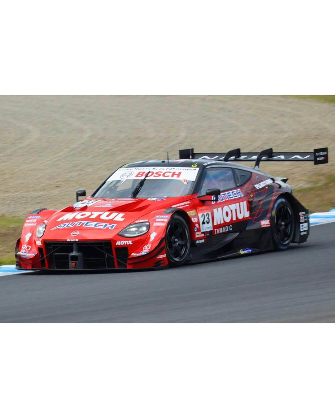 密照幸映さんのインスタグラム写真 - (密照幸映Instagram)「. 【SUPER GT Rd.8 モビリティリゾートもてぎ　 決勝】  SUPERGT最終戦 沢山のご来場&応援ありがとうございました！  まずは決勝の結果からお伝えします。 （途中NISMOブースに行っていたので分かりかねるところもありますが💦） もう皆さんご存知だとは思いますが お付き合いくださいませ😌  気温23度 路面温度26度 天候も予選日同様、暑いくらい天気良かったです☀️ そんな中、300kmレース（63周）がスタート！  23号車は5番手からのスタート。 スタートドライバーはロニー選手。  スタートして1周経たないうちに4番手に順位を上げます。  5周目くらいから雨が降ってきました。 ずっと晴れていたので雨がぽつぽつきた時は びっくり。  27周を終えて23号車ピットイン ドライバー交代  40周目5番手（まだピットインしていない車がいた為、裏の3番手）  42周目、全車1度目のピットインが完了し 順位にあまり変動がないまま周回数を重ね、他車のピットインの関係で3番手になったり4番手になったりしてました。  50周目を過ぎてからも順調にレースが進んでいるかと思いきや途中で一つ順位を落とし4番手に。  その後、前を走っていた車が2度目のピットインをしたことでまた順位が戻り3番手に。  最終的に2番手でチェッカーを受けました🏁  今年最後のレース、自分の力を最大限に発揮出来るように頑張りたい、と言っていた松田選手。 そんな23号車らしい走りを見れたように思います！ シリーズランキングも3位で見事表彰台に❤️✨  そしてチャンピオン獲得を狙っていた #3 Niterra MOTUL Z  予選で3号車がポールポジションを獲得し 決勝でトップを独走も、残り数周というところで終盤の雨により痛恨のコースアウト  3号車の優勝をチーム皆で見守っていたので モニター見ながら涙が溢れました… でも3号車ほんとに強かった‼︎  シリーズランキングでは 3号車が2位🥈 23号車が3位🥉  Nissan Zの速さと強さを実感しました。  それにしても沢山ドラマがあり、どのチームも同じだとは思いますが、悔しい思いをしたり、暫定で表彰台に上がれても正式結果では順位を落としたり、レース中トラブルに見舞われたり、でも優勝したときの嬉しさはめちゃくちゃ嬉しくて…様々ですが無事に今シーズン終えられてホッとしています。  皆さんから「1年間お疲れ様でした」と連絡を頂いたり、サーキットでお声をかけて頂きましてありがとうございます😊 皆さんも今シーズンお疲れ様でした！ 皆さんが寄り添って支えてくれたおかげで 毎戦とっても楽しい時間を過ごす事ができ、 あっという間に今シーズンが終わってしまいました。  NISMOチームでMOTULCircuitLadyとして 初めてのレースクイーンの経験をここで活動 させて頂けていることをとても誇りに思います。 改めて感謝です。  今シーズンのレースは終わりましたが 12月3日（日）#富士スピードウェイ　にて NISMO FESTIVALがあります！ すでにチケットGETしてるよーって 言ってくれてる方もいて嬉しいです🥰 ここで会うのが今年最後かな？ 出来る限り多くの皆さんと会って今年を締めくくりたい！ 宜しくお願いします🙇‍♀️  そしてまだまだ皆さんにお伝えしたいこともあるのでまた次回の投稿も見ていただけたら嬉しいです💓  今シーズンありがとうございました！ お疲れ様でした！  ©︎NISMO  @MOTULJapan @nissanjapan  @nismo_jp_official  #MOTUL #MOTULJapan #PoweredByMOTUL #AUTECH #NISSAN #NISMO #GoGoNISSAN2023 #supergt #supergt2023  #sgt #スーパーGT #GT500 #circuit #motersport #23 #23号車 #NissanZ #Z #レースクイーン #RQ #racequeen  #モビリティリゾートもてぎ #松田次生 選手 #ロニークインタレッリ 選手 #高岡みほ  #密照幸映」11月6日 11時20分 - saemissho_