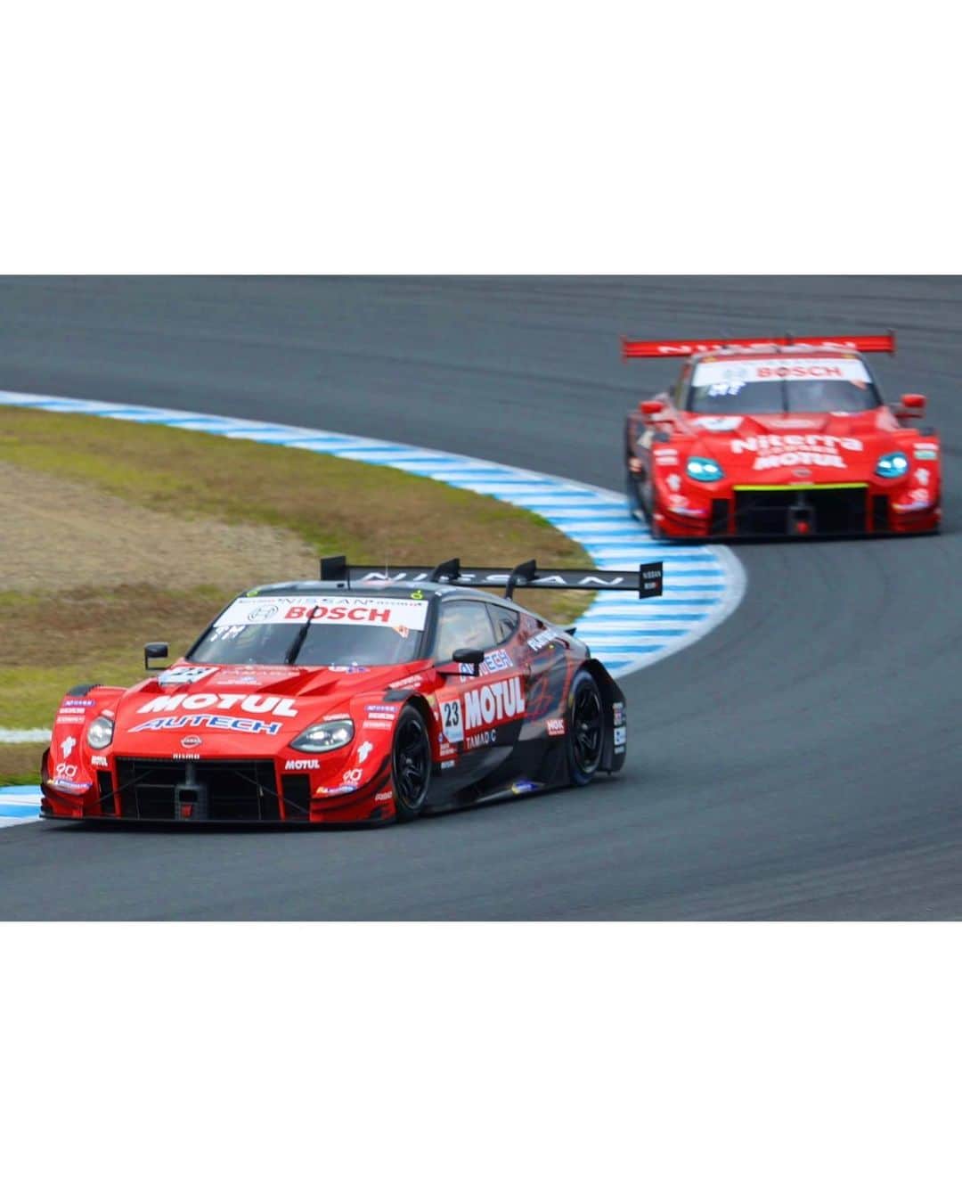 密照幸映さんのインスタグラム写真 - (密照幸映Instagram)「. 【SUPER GT Rd.8 モビリティリゾートもてぎ　 決勝】  SUPERGT最終戦 沢山のご来場&応援ありがとうございました！  まずは決勝の結果からお伝えします。 （途中NISMOブースに行っていたので分かりかねるところもありますが💦） もう皆さんご存知だとは思いますが お付き合いくださいませ😌  気温23度 路面温度26度 天候も予選日同様、暑いくらい天気良かったです☀️ そんな中、300kmレース（63周）がスタート！  23号車は5番手からのスタート。 スタートドライバーはロニー選手。  スタートして1周経たないうちに4番手に順位を上げます。  5周目くらいから雨が降ってきました。 ずっと晴れていたので雨がぽつぽつきた時は びっくり。  27周を終えて23号車ピットイン ドライバー交代  40周目5番手（まだピットインしていない車がいた為、裏の3番手）  42周目、全車1度目のピットインが完了し 順位にあまり変動がないまま周回数を重ね、他車のピットインの関係で3番手になったり4番手になったりしてました。  50周目を過ぎてからも順調にレースが進んでいるかと思いきや途中で一つ順位を落とし4番手に。  その後、前を走っていた車が2度目のピットインをしたことでまた順位が戻り3番手に。  最終的に2番手でチェッカーを受けました🏁  今年最後のレース、自分の力を最大限に発揮出来るように頑張りたい、と言っていた松田選手。 そんな23号車らしい走りを見れたように思います！ シリーズランキングも3位で見事表彰台に❤️✨  そしてチャンピオン獲得を狙っていた #3 Niterra MOTUL Z  予選で3号車がポールポジションを獲得し 決勝でトップを独走も、残り数周というところで終盤の雨により痛恨のコースアウト  3号車の優勝をチーム皆で見守っていたので モニター見ながら涙が溢れました… でも3号車ほんとに強かった‼︎  シリーズランキングでは 3号車が2位🥈 23号車が3位🥉  Nissan Zの速さと強さを実感しました。  それにしても沢山ドラマがあり、どのチームも同じだとは思いますが、悔しい思いをしたり、暫定で表彰台に上がれても正式結果では順位を落としたり、レース中トラブルに見舞われたり、でも優勝したときの嬉しさはめちゃくちゃ嬉しくて…様々ですが無事に今シーズン終えられてホッとしています。  皆さんから「1年間お疲れ様でした」と連絡を頂いたり、サーキットでお声をかけて頂きましてありがとうございます😊 皆さんも今シーズンお疲れ様でした！ 皆さんが寄り添って支えてくれたおかげで 毎戦とっても楽しい時間を過ごす事ができ、 あっという間に今シーズンが終わってしまいました。  NISMOチームでMOTULCircuitLadyとして 初めてのレースクイーンの経験をここで活動 させて頂けていることをとても誇りに思います。 改めて感謝です。  今シーズンのレースは終わりましたが 12月3日（日）#富士スピードウェイ　にて NISMO FESTIVALがあります！ すでにチケットGETしてるよーって 言ってくれてる方もいて嬉しいです🥰 ここで会うのが今年最後かな？ 出来る限り多くの皆さんと会って今年を締めくくりたい！ 宜しくお願いします🙇‍♀️  そしてまだまだ皆さんにお伝えしたいこともあるのでまた次回の投稿も見ていただけたら嬉しいです💓  今シーズンありがとうございました！ お疲れ様でした！  ©︎NISMO  @MOTULJapan @nissanjapan  @nismo_jp_official  #MOTUL #MOTULJapan #PoweredByMOTUL #AUTECH #NISSAN #NISMO #GoGoNISSAN2023 #supergt #supergt2023  #sgt #スーパーGT #GT500 #circuit #motersport #23 #23号車 #NissanZ #Z #レースクイーン #RQ #racequeen  #モビリティリゾートもてぎ #松田次生 選手 #ロニークインタレッリ 選手 #高岡みほ  #密照幸映」11月6日 11時20分 - saemissho_
