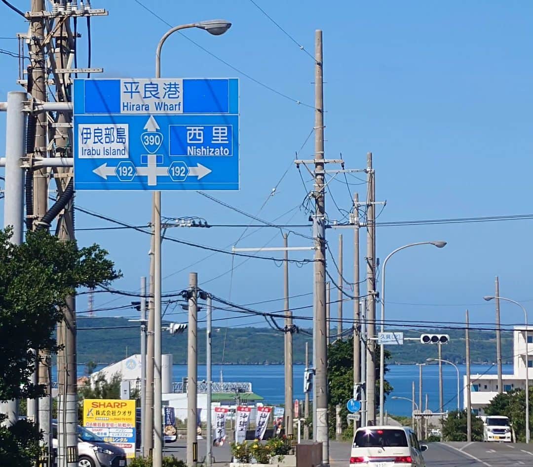 森末慎二さんのインスタグラム写真 - (森末慎二Instagram)「🦐みゃーく商店です。  ご覧の通り今日も快晴、微風の宮古島、気温30度です。全然夏です😅😄  お店の場所は島の駅みやこの左斜め前の黄色い建物です。今日は通常通りの営業です。宮古島産車海老天丼是非食べに来てください。皆さんのお越しをお待ちしています。  お店電話番号  0980-79-9292 田中店長　070-8429-7387 お昼ランチはオープン11:30〜14:30ラストオーダー15:00です。夜の🏮居酒屋は17:30から21:00です。予約のお電話お待ちしています。定休日は水曜日。　木曜日、日曜日はランチのみの営業です。#みゃーく商店  #宮古島 #天丼 #宮古島野菜 #宮古島ランチ #宮古島グルメ #車海老 #グルクンの天ぷら #宮古島ごはん #宮古島天丼 #宮古島海老天丼 #沖縄天丼 #海老天丼 #海老 #島食材 #沖縄宮古島 #沖縄 #パパイアの天ぷら   #車海老天丼  #okinawa #居酒屋#miyakojima #森末慎二 #morisue shinji #TUBE #前田亘輝 #BEGIN  #サザンオールスターズ  #松田弘」11月6日 11時15分 - morisue_shinji