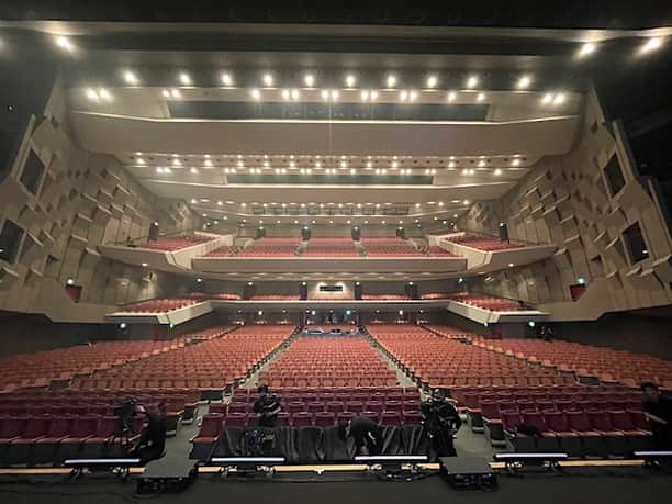 小野瀬雅生さんのインスタグラム写真 - (小野瀬雅生Instagram)「2023年11月5日、『CRAZY KEN BAND World Tour 2023-2024 Presented by TATSUYA BUSSAN』STAGE07@神奈川県民ホール大ホール（神奈川県横浜市中区）においでくださった皆様☆ありがとうございました☆ワタシが世界で一番キンチョーするステージ☆ところが☆ライブ中なのにずっと知識や技術をアップデートしているような☆不思議な経験をいっぱいしました☆人生の観光は続くのだ☆観光の意味合いを深く感じつつ☆棟方志功柵宇宙讃に今更ながらぶっ飛びつつ☆サイコーでサイキョー☆横浜シャイコー☆横浜でまた逢いましょう♫ #クレイジーケンバンド #ckb #crazykenband #worldtour2023-2024 #ワールドツアー #世界 #神奈川県民ホール大ホール #横浜市中区山下町 #ツアー7本目 #横浜 #シャイコー #サイコーでサイキョー #ありがとうございました #チャイナタウン #レッドライトヨコハマ #長者町ブルース #バイク #柔道の受け身 #ゴロゴロ #豊野丼のマスター #横浜美味礼賛」11月6日 11時15分 - onosemasao