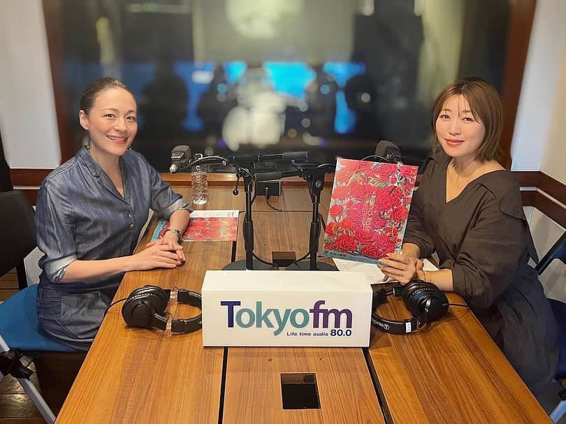 シルビア・グラブのインスタグラム：「#坂本美雨 の #ディアフレンズ  本日放送でした！  Radikoでも聞けます〜😉  11/6(月) #シルビア・グラブ さんが登場✨ @sylviagrab  日本初上演となるミュージカル #東京ローズ についてお話しさせていただきました。  そして 私の好きなテンション上げおすすめソングも  【Q&A】 一日だけ魂が入れ替わるとしたら❓  #TOKYOFM #JFN #radiko」