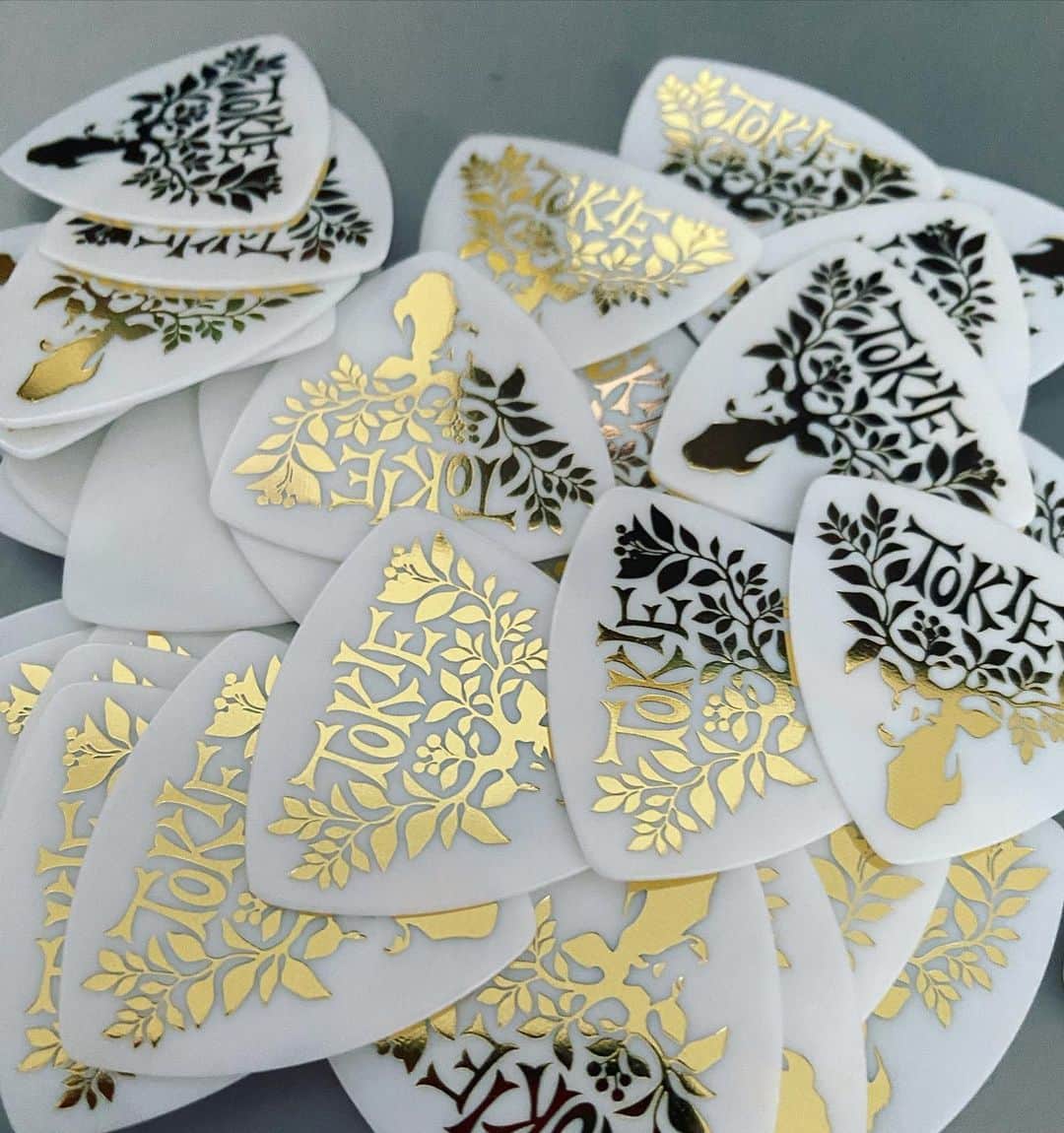 TOKIEのインスタグラム：「ピックが無くなりそうだったので新たに作ったタイミングで @ninevoltshop さんで限定枚数販売しています。 もう少しで無くなりそうとの事なのでお知らせです。  https://ninevolt.jp/products/tokie075whtr」