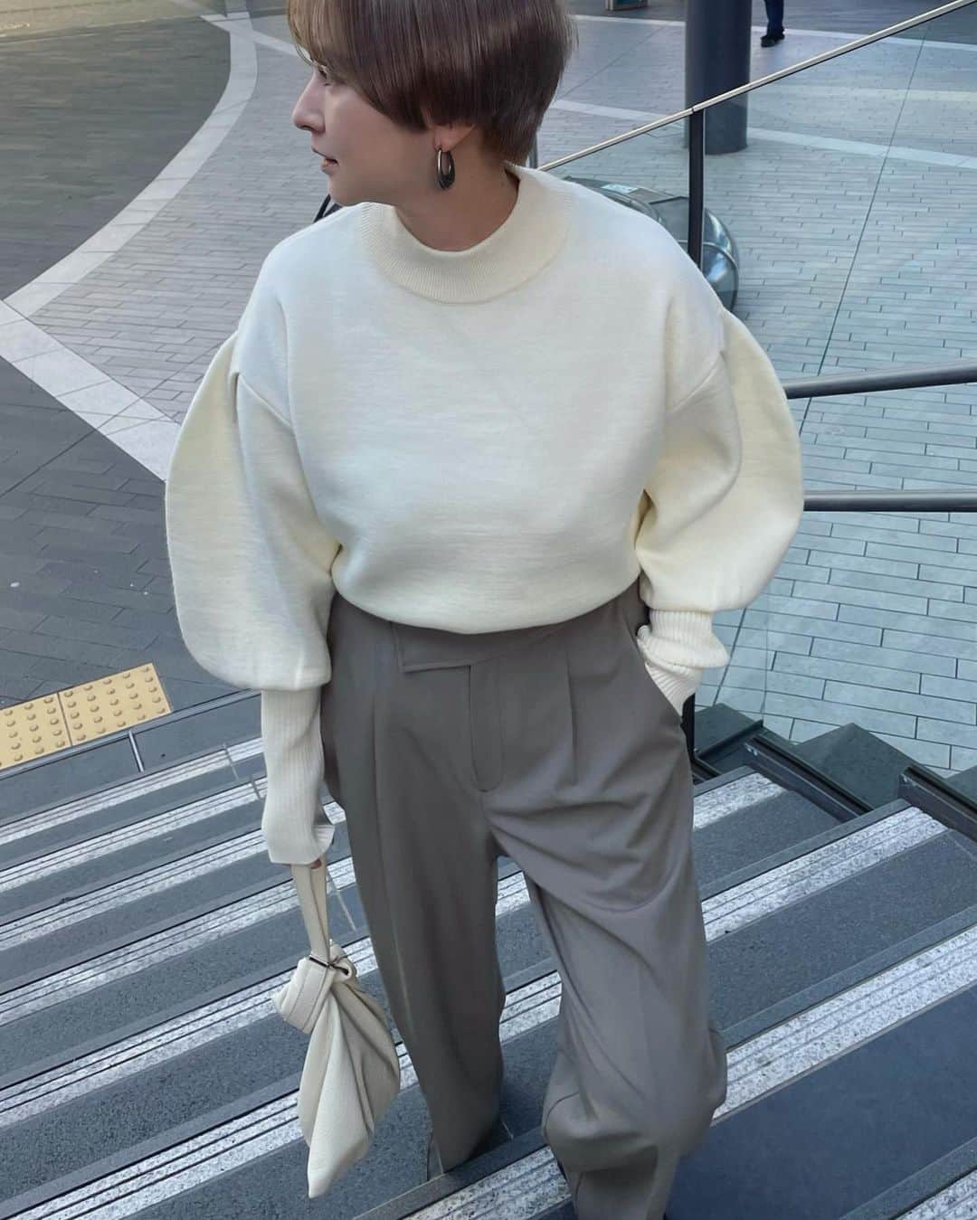 松本有理奈のインスタグラム：「袖パフが可愛いコンパクトニット🤍 これはね全色欲しいくらい。 裾がキュッとしてるからインスタイルにもおすすめ。 #manof」