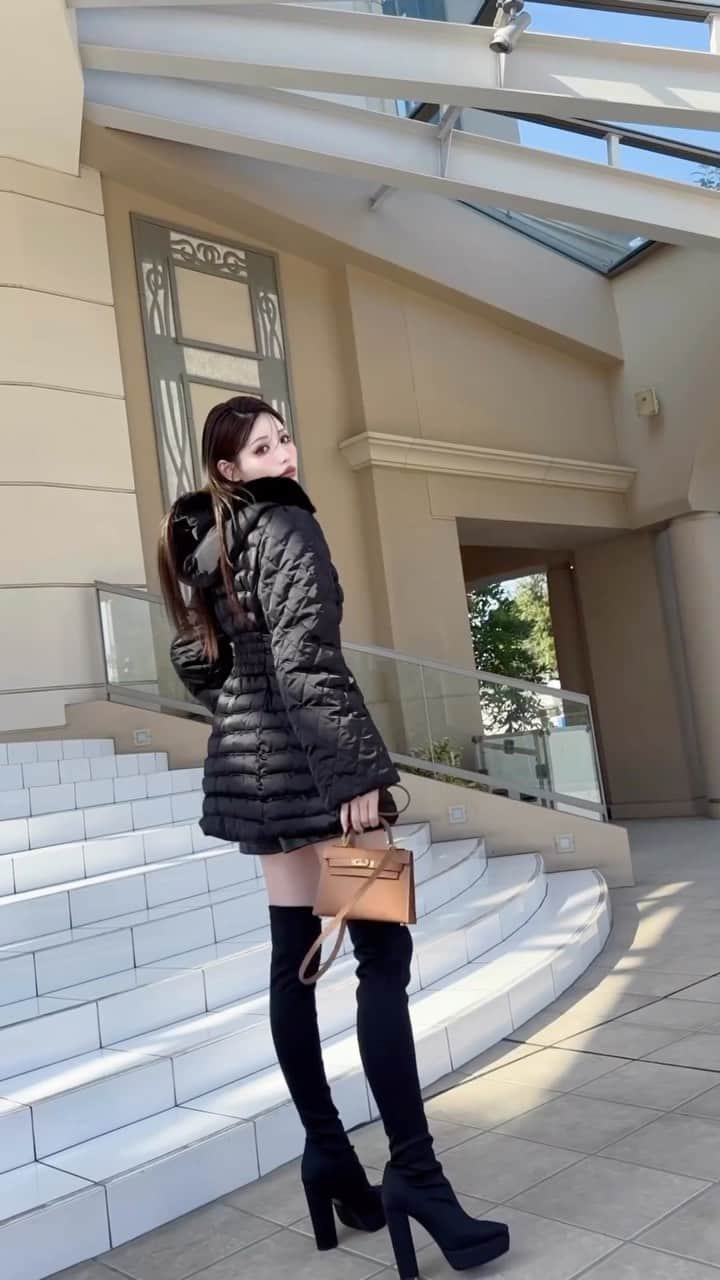 Radyのインスタグラム：「ついに発売🥹🔥🔥 天才的に盛れるダウン!!🥹💞  ダウンなのに着膨れどころか 着痩せできる”くびれシルエット”👏🏻✨  リクエスト大爆発で争奪戦の予感...!! 早い者勝ちですっ🥺💞  #Rady #レディ #武藤静香 #盛れるダウン #ダウン #くびれシルエット」