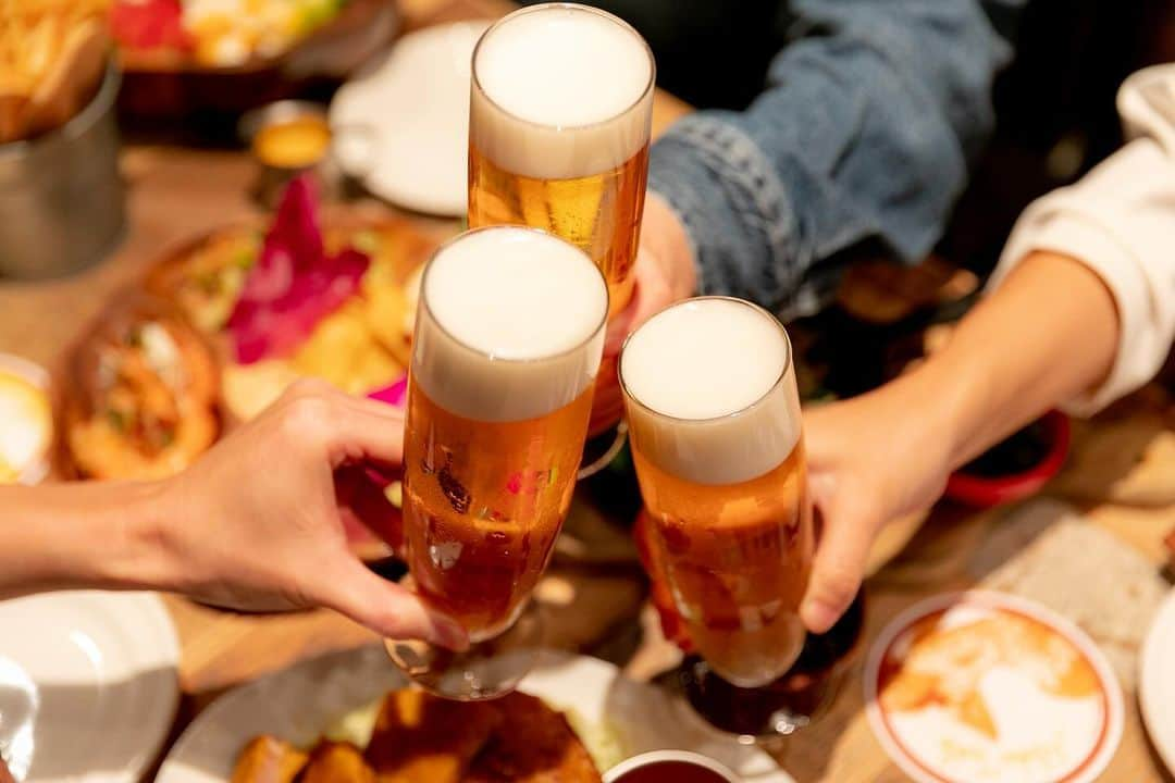 アロハテーブルさんのインスタグラム写真 - (アロハテーブルInstagram)「コナビール飲みたいと思ったら🍻をコメントしてね❣️  もう今年も残り2ヶ月を切りましたね🥹 そろそろ忘年会の季節🥳  アロハテーブルは団体予約や貸切予約も承っております🌈 ぜひお近くのアロハテーブルへお問い合わせください🤙🏻  @alohatable_waikiki  #アロハテーブル #alohatable  #ハワイ #hawaii #ハワイ好き #ハワイナンバーワンロコモコ  #ハワイ好きな人と繋がりたい  #カフェ部 #カフェ巡り#忘年会 #テラス席があるお店 #zetton #仙台カフェ #大宮カフェ #代官山カフェ #中目黒カフェ #飯田橋カフェ #大崎カフェ #豊洲カフェ #横浜カフェ #みなとみらいカフェ #湘南カフェ #海老名カフェ #千葉カフェ #金山カフェ #星が丘カフェ #天王寺カフェ」11月6日 21時00分 - alohatable_jp