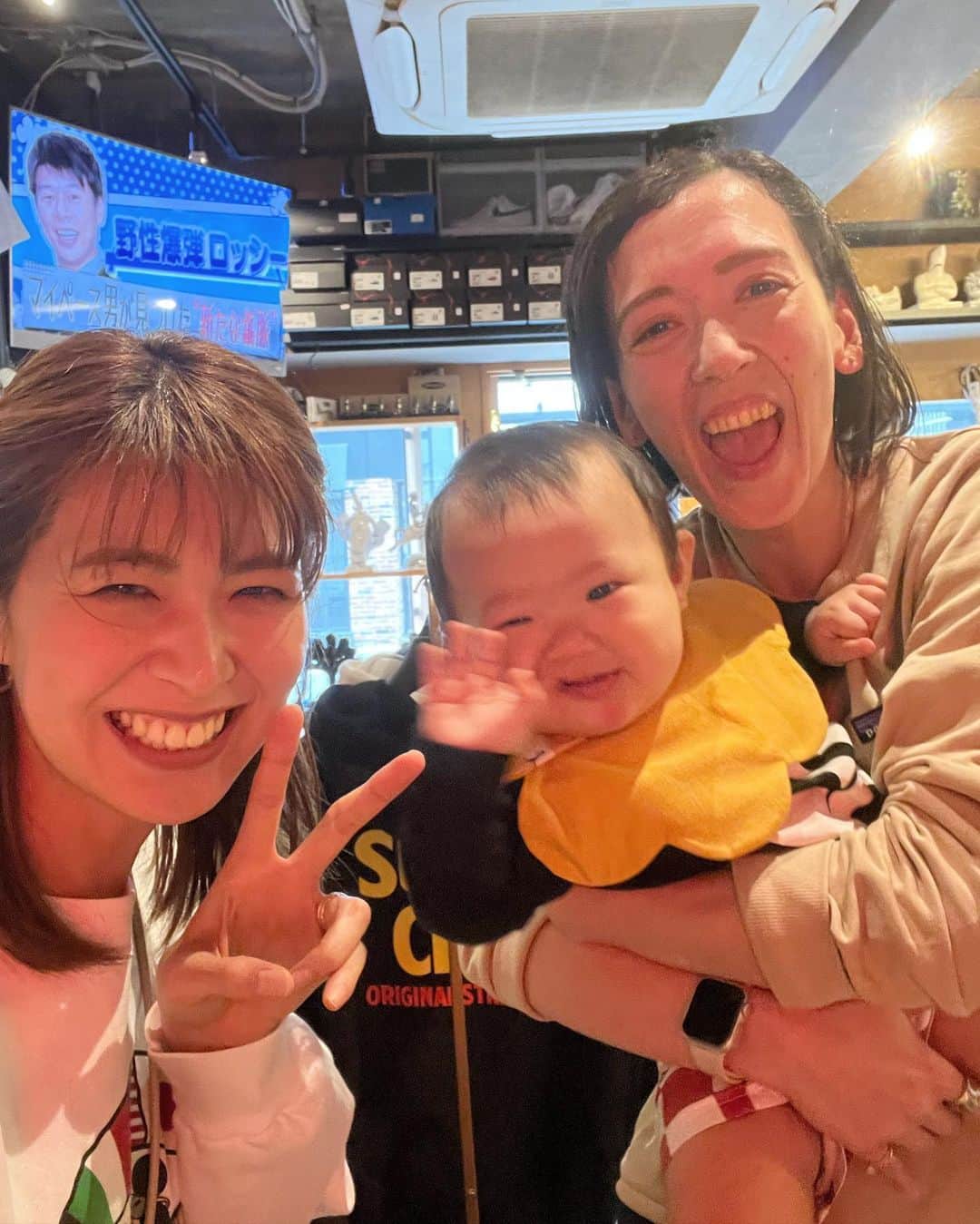 木村沙織のインスタグラム：「. 久しぶりのじゅり☺️🫶🏼 選手からのマネージャーお疲れ様💙⚡️ . うちの妹のお世話も変わらずよろしく😆🤝w . . #奇跡的にバイバイポーズ👦🏻👋🏼」