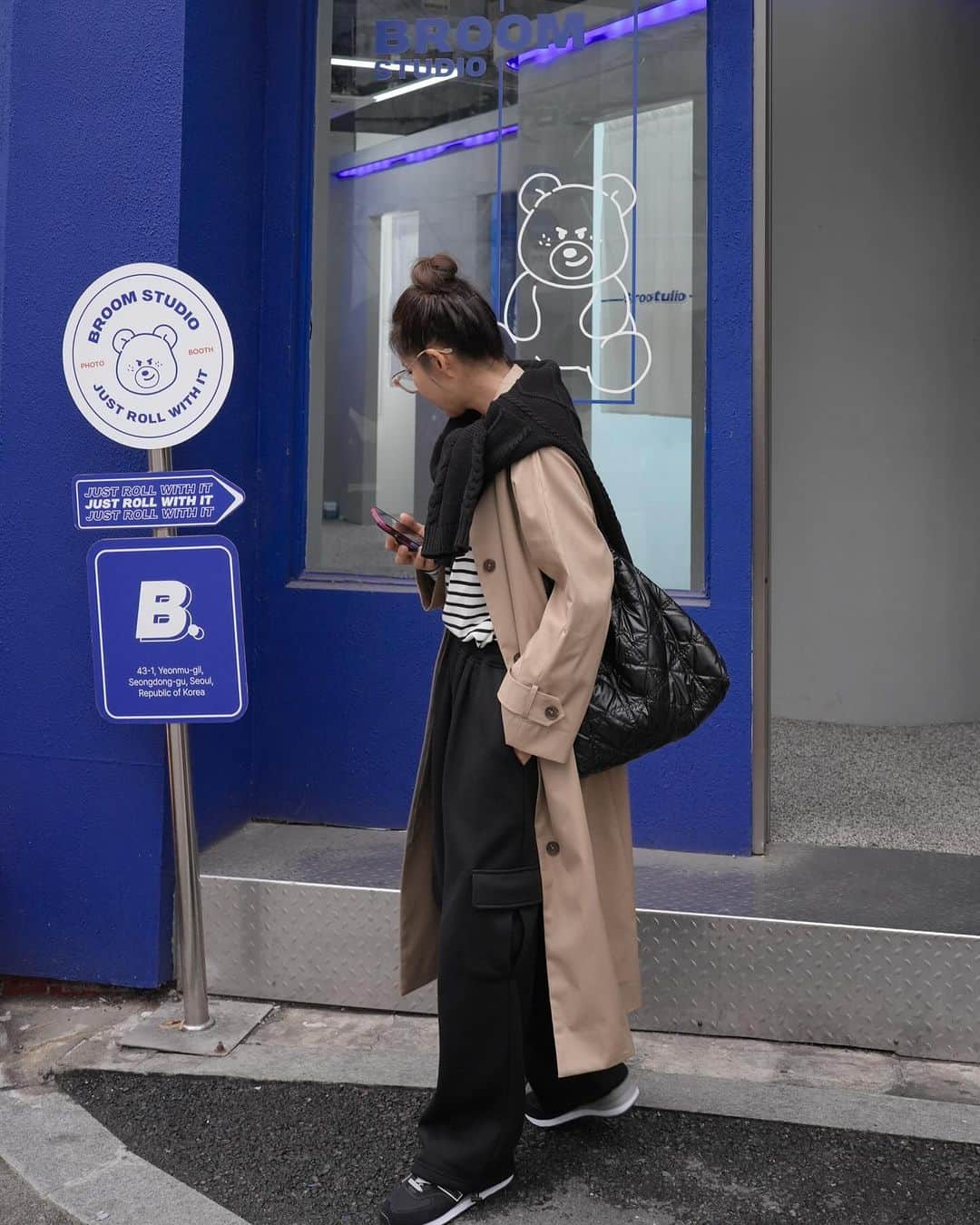 キム・ジュニのインスタグラム：「머리부터 발끝까지 어버브🖤🫶🏻 내일 모레 오픈하는 #기모투웨이핀턱밴딩팬츠 어제 이렇게 입고 나갔다가  다리에서 불나는지 알았어요🤣 후끈후끈 너무 더워서 벗어버리고 싶은만큼 진짜 따뜻해요!! 근데 중요한건! 기모가 너무 두꺼우면 핏도 안이쁘고 부해 보이자나요?  흐흐흐 걱정마시라요 ㅎㅎ  제가 그래서 원단만 3번 바꿔서 샘플하느라 샘플비는 엄청 날렸지만!  그래서 따뜻하고 포근한데 핏은 놓치지 않는  딱 적당한 두께의 기모원단을 찾아서 아주 예쁜 핏으로 만들었어용 ㅎㅎ  20대들이 입는 너무 와이드한 핏 말고 딱! 적당한 핏의 우리 투웨이핀턱밴딩팬츠 잘 입고 계시죠? 동일한 핏에 왼쪽 카고주머니만 추가된 최신 트렌드 반영 신상이에요😉  밴딩이라고 한사이즈로 나오는 바지 말고 S(26-28)M(29-31) L(32-34) 허리사이즈로 넉넉하게 골라입는  우리 어버브 바지로 입으세요! 밴딩도 늘적늘적 올매나 편한데요 ㅎㅎ  입어보신분들은 다 아시니께 ㅎ 입소문 들으셨음 낼 모레 놓치지 마세요오😉🫶🏻  #어버브 #기모투웨이핀턱밴딩팬츠」