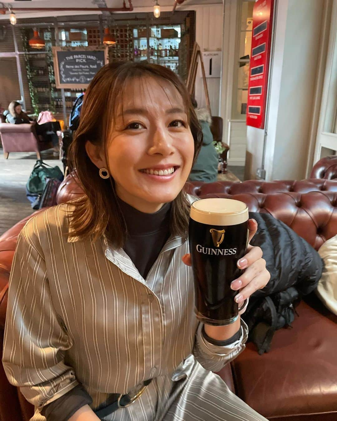 大島由香里さんのインスタグラム写真 - (大島由香里Instagram)「イギリスで飲むギネスビール最高でした  #夏休み #旅行 #イギリス #ロンドン #キングスクロス駅 #ビール #ギネス #ギネスビール #beer #guiness #guinessbeer #unitedkingdom #london #kingscross #kingscrossstation」11月6日 11時36分 - yukari__oshima