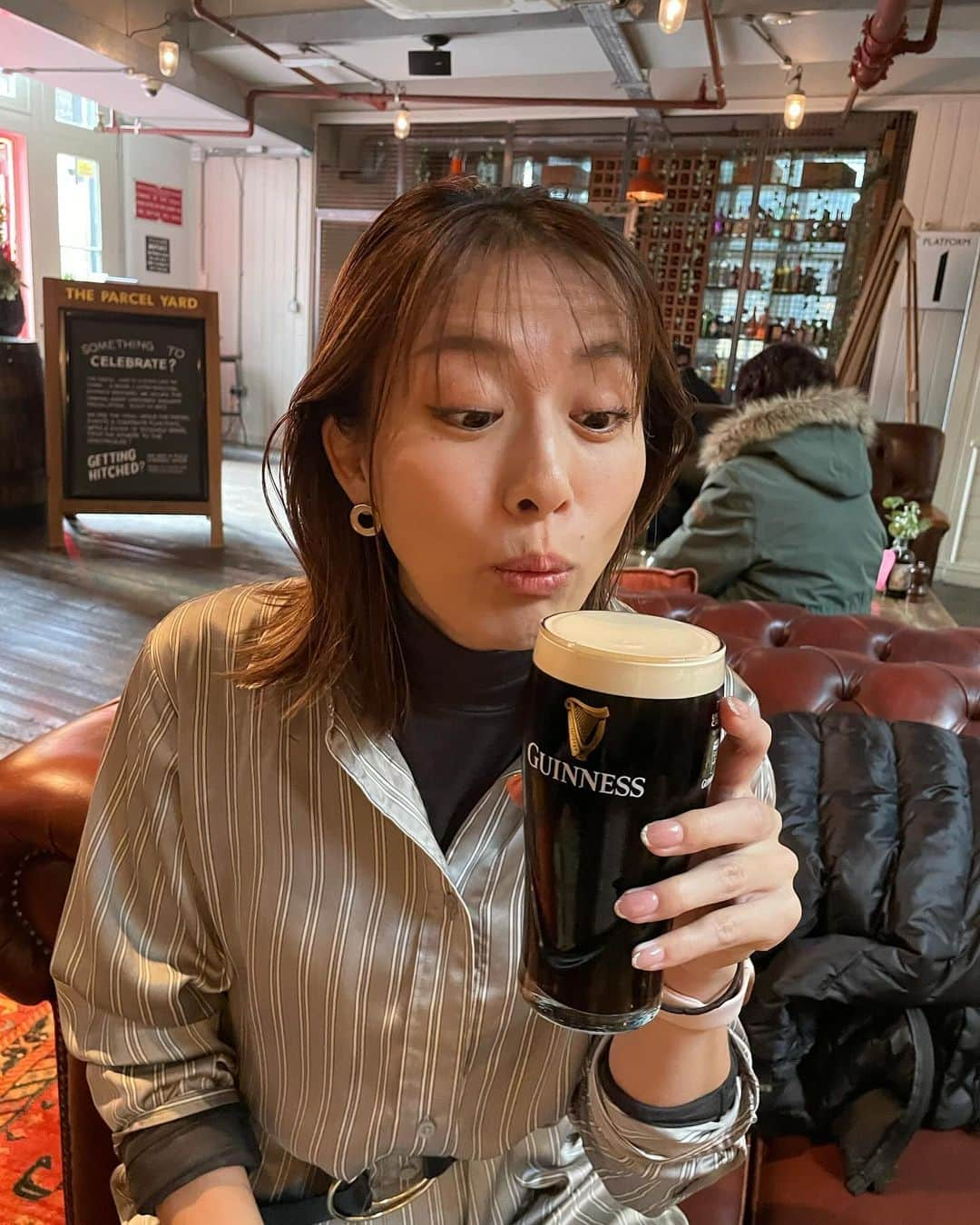 大島由香里さんのインスタグラム写真 - (大島由香里Instagram)「イギリスで飲むギネスビール最高でした  #夏休み #旅行 #イギリス #ロンドン #キングスクロス駅 #ビール #ギネス #ギネスビール #beer #guiness #guinessbeer #unitedkingdom #london #kingscross #kingscrossstation」11月6日 11時36分 - yukari__oshima