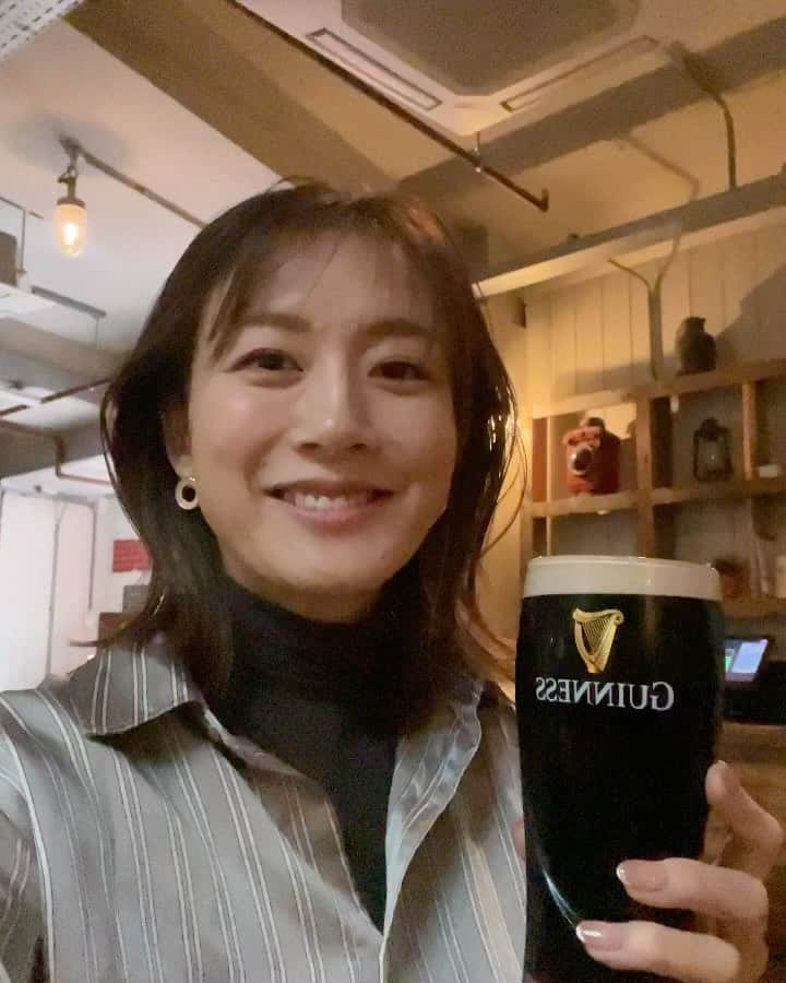 大島由香里のインスタグラム：「イギリスで飲むギネスビール最高でした  #夏休み #旅行 #イギリス #ロンドン #キングスクロス駅 #ビール #ギネス #ギネスビール #beer #guiness #guinessbeer #unitedkingdom #london #kingscross #kingscrossstation」