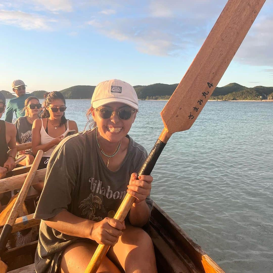 田中律子さんのインスタグラム写真 - (田中律子Instagram)「座間味島で、サンセットサバニクルーズ⛵️  沖縄伝統帆船のサバニ🌊 ウェークという木のパドルでみんなで息を合わせて漕ぎます✊🏼  帆をあげて、風をつかんで進むのがめちゃくちゃ気持ちいい🤩  座間味島でこのサバニツアーをやりたい方はこちら💁‍♀️ @chinajun.zamami.okinawa  そーへーキャプテンがめちゃくちゃ最高なアテンドしてくれるよ🌞ドローンの映像も撮ってくれるから、そちらもまたアップします⤴️  📷　@kirari.tomonari.kato   #okinawa  #okinawalife  #zamami  #世界が恋する海  #座間味島  #サバニ」11月6日 11時34分 - ri2kotanaka