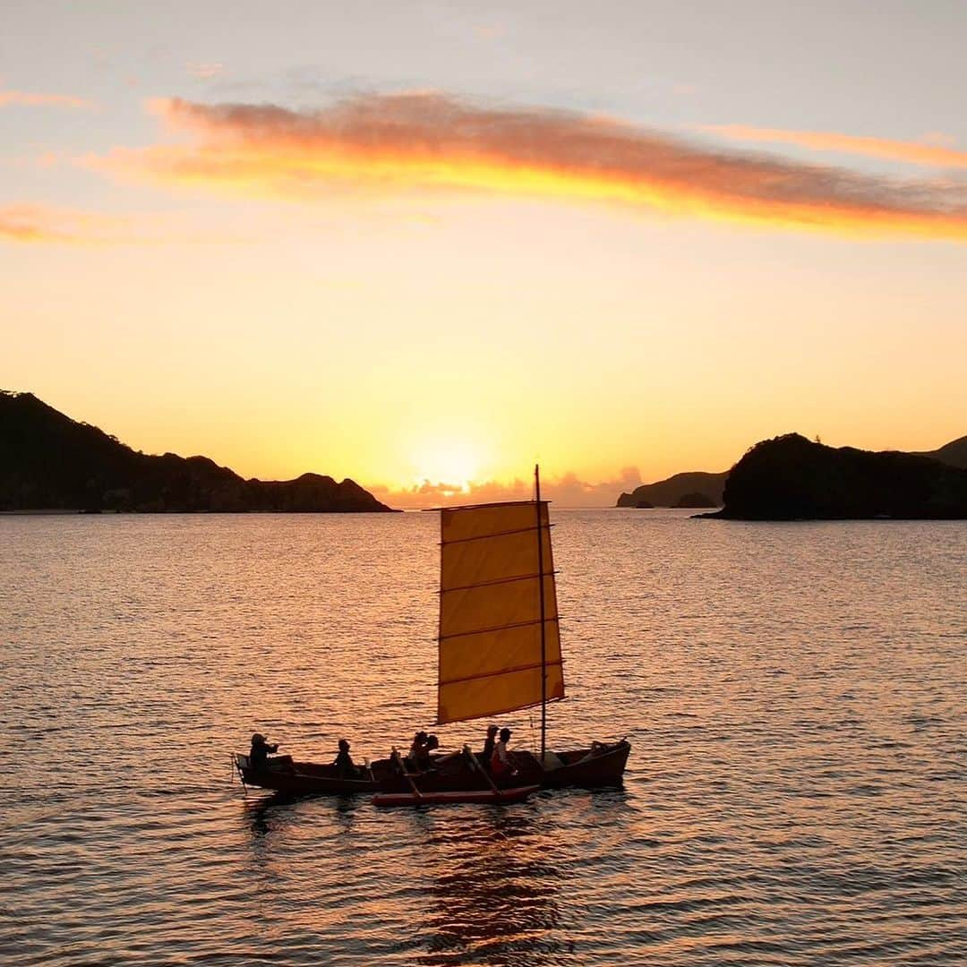 田中律子さんのインスタグラム写真 - (田中律子Instagram)「座間味島で、サンセットサバニクルーズ⛵️  沖縄伝統帆船のサバニ🌊 ウェークという木のパドルでみんなで息を合わせて漕ぎます✊🏼  帆をあげて、風をつかんで進むのがめちゃくちゃ気持ちいい🤩  座間味島でこのサバニツアーをやりたい方はこちら💁‍♀️ @chinajun.zamami.okinawa  そーへーキャプテンがめちゃくちゃ最高なアテンドしてくれるよ🌞ドローンの映像も撮ってくれるから、そちらもまたアップします⤴️  📷　@kirari.tomonari.kato   #okinawa  #okinawalife  #zamami  #世界が恋する海  #座間味島  #サバニ」11月6日 11時34分 - ri2kotanaka