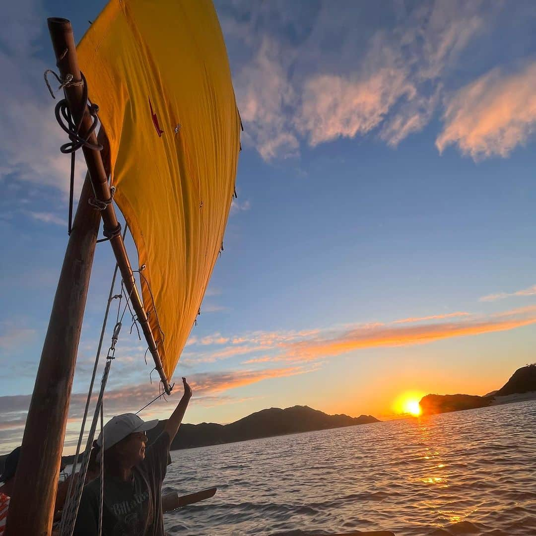 田中律子さんのインスタグラム写真 - (田中律子Instagram)「座間味島で、サンセットサバニクルーズ⛵️  沖縄伝統帆船のサバニ🌊 ウェークという木のパドルでみんなで息を合わせて漕ぎます✊🏼  帆をあげて、風をつかんで進むのがめちゃくちゃ気持ちいい🤩  座間味島でこのサバニツアーをやりたい方はこちら💁‍♀️ @chinajun.zamami.okinawa  そーへーキャプテンがめちゃくちゃ最高なアテンドしてくれるよ🌞ドローンの映像も撮ってくれるから、そちらもまたアップします⤴️  📷　@kirari.tomonari.kato   #okinawa  #okinawalife  #zamami  #世界が恋する海  #座間味島  #サバニ」11月6日 11時34分 - ri2kotanaka