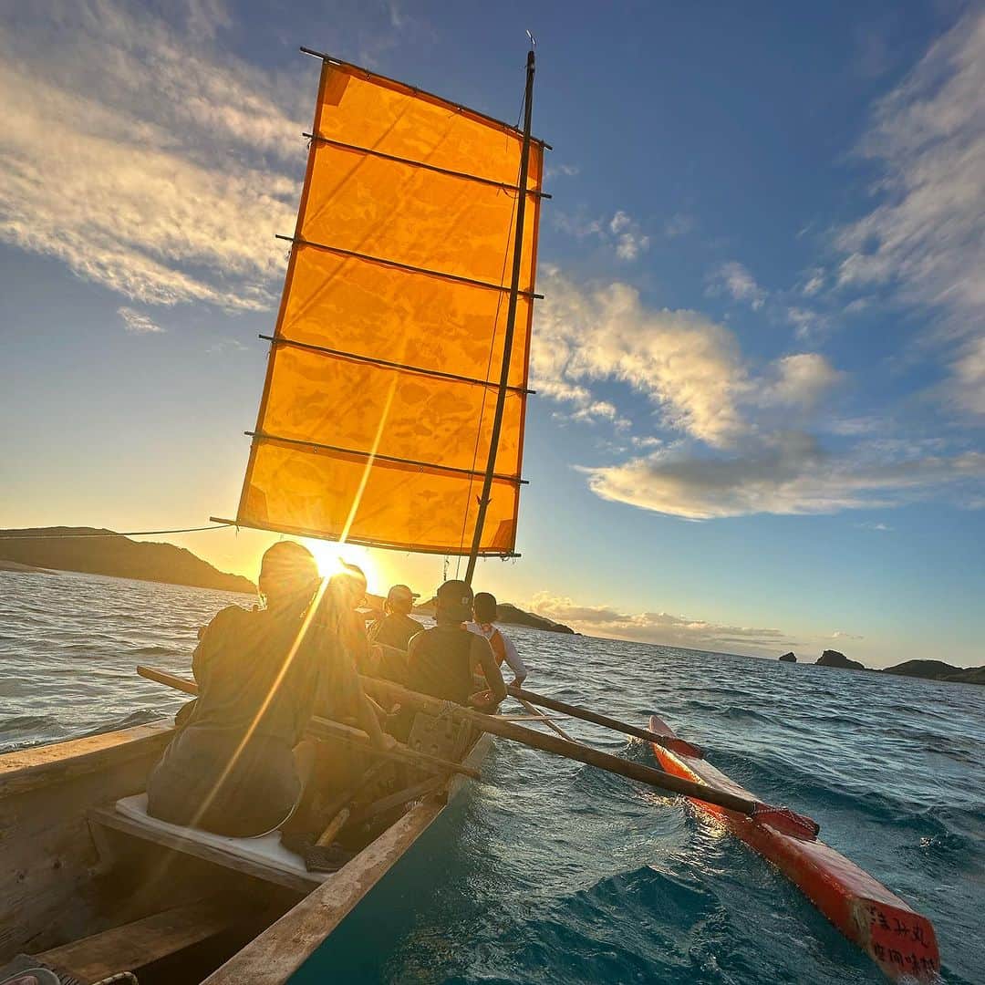 田中律子さんのインスタグラム写真 - (田中律子Instagram)「座間味島で、サンセットサバニクルーズ⛵️  沖縄伝統帆船のサバニ🌊 ウェークという木のパドルでみんなで息を合わせて漕ぎます✊🏼  帆をあげて、風をつかんで進むのがめちゃくちゃ気持ちいい🤩  座間味島でこのサバニツアーをやりたい方はこちら💁‍♀️ @chinajun.zamami.okinawa  そーへーキャプテンがめちゃくちゃ最高なアテンドしてくれるよ🌞ドローンの映像も撮ってくれるから、そちらもまたアップします⤴️  📷　@kirari.tomonari.kato   #okinawa  #okinawalife  #zamami  #世界が恋する海  #座間味島  #サバニ」11月6日 11時34分 - ri2kotanaka