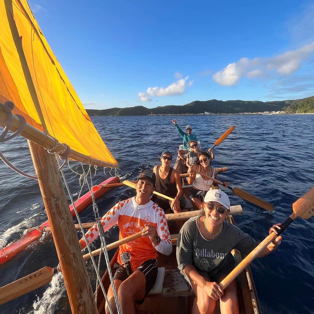 田中律子のインスタグラム：「座間味島で、サンセットサバニクルーズ⛵️  沖縄伝統帆船のサバニ🌊 ウェークという木のパドルでみんなで息を合わせて漕ぎます✊🏼  帆をあげて、風をつかんで進むのがめちゃくちゃ気持ちいい🤩  座間味島でこのサバニツアーをやりたい方はこちら💁‍♀️ @chinajun.zamami.okinawa  そーへーキャプテンがめちゃくちゃ最高なアテンドしてくれるよ🌞ドローンの映像も撮ってくれるから、そちらもまたアップします⤴️  📷　@kirari.tomonari.kato   #okinawa  #okinawalife  #zamami  #世界が恋する海  #座間味島  #サバニ」