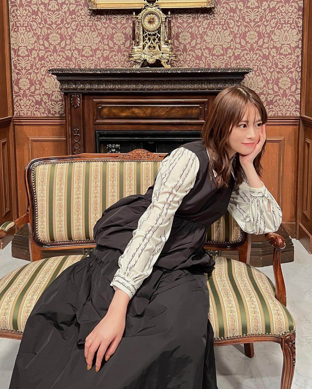 山崎怜奈のインスタグラム：「・ 土曜の朝は大阪で「ウェークアップ」、名古屋に移動して 「ザキオカ×スクランブル」1時間45分拡大版、 日曜の朝は東京で「サンデージャポン」と 週末も生放送の番組が続いておりました🚅  今日も13:00〜TOKYO FMダレハナ生放送 19:30〜NHK Eテレ「偉人の年収How much?」です！  偉人のスタジオにはいつも豪華なセットが。 これは早川雪洲編の裏側。今夜もぜひご覧ください☕️」