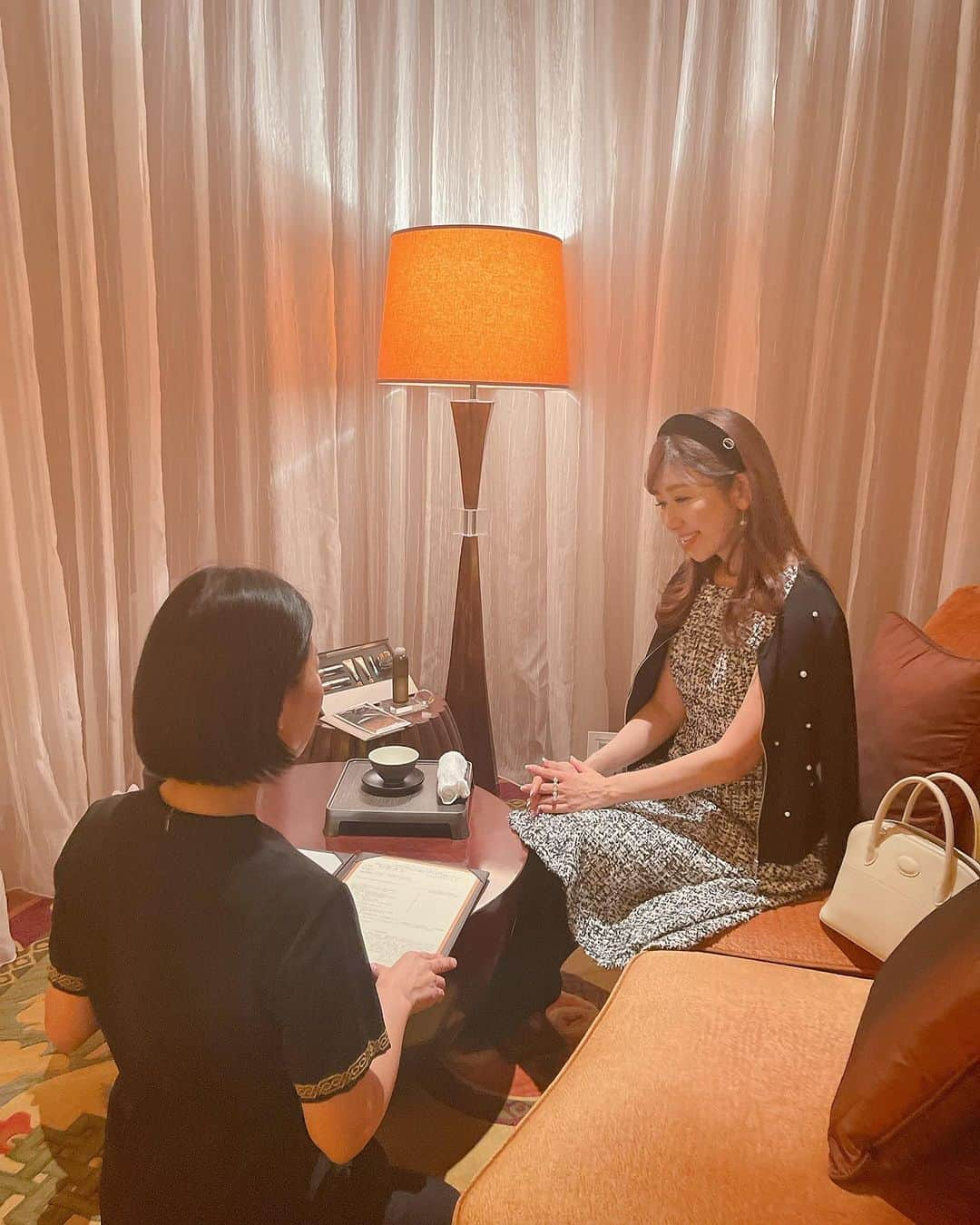 和泉佳子さんのインスタグラム写真 - (和泉佳子Instagram)「ラグジュアリーホテル「シャングリ・ラ東京」のスパ「Chiスパ」で、優雅な癒しのひと時を過ごさせていただきました😊  「Chiスパ」は、風水に基づき、お花やお水のレイアウト位置などにもこだわりデザインされているとの事で、流れる水音を聴くだけで心が落ち着き、穏やかな気持ちになれて、まさに、美のパワースポットのよう🥰  トリートメントの前に、まずは、スパ施設のジャグジーやサウナでじっくり体を温めて汗をかきデトックス✨  その後、個室に移動して、今回はsisleyの最高峰シリーズ「スプレミヤ」を使用した、60分のラグジュアリーなフェイシャルコースを堪能させて頂きました😊  クレンジング後、オールハンドマッサージと共に、2種のパックでしっかり保湿をし、最後は、スプレミヤの新作美容液やクリームで丁寧にお仕上げ💕  最近、空気の乾きと共にお肌の乾燥やくすみが気になり始めたところでしたが、トリートメントの後のお肌は、しっとり、もっちり、お肌のトーンがいっきに明るくなり、みちがえるほどでした🤩  さらに驚いたのは、翌日の朝です✨  お肌のくすみの取れた明るさと、メイクのりの良さに感動🥰  さすがスプレミヤ👏💕  途中、パックをしながら足裏のマッサージなども入れていただき、まさに至福のひとときでした♥️  ホテルの宿泊客だけではなく、ビジターでも受けられますので、日頃頑張っている自分へのご褒美に、こんな贅沢な癒しのひと時を過ごして、自分自身を労わってあげるのも良いなと実感しました🥰  つかの間の、ラグジュアリーな癒しのひと時でした✨  @sisleyparisofficial  @shangrila_tokyo   #和泉佳子　#シャングリラ東京  #シスレー  #シスレージャパン　#スパ　#スプレミヤ　#スプレミヤスキンケアローション  #スプレミヤアイ #スプレミヤバーム  #pr #sisleyparis  #sisleyparisofficial  #フェイシャルトリートメント　#ホテルスパ  #shangrila  #shangrilahotel  #shangrilatokyo  #beauty #美容　#自分へのご褒美　#美容好きな人と繋がりたい」11月6日 11時40分 - yoshiko_izumi