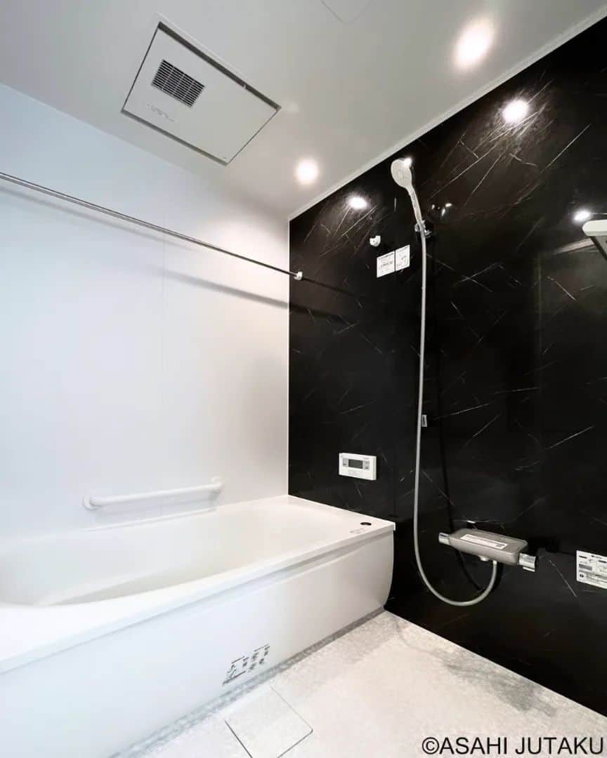 朝日住宅株式会社のインスタグラム：「《バスルーム》  白を基調としたバスルームには模様と光沢が美しい黒のアクセントパネルをチョイス。 日常を非日常に変えてくれる、まるでホテルの様な佇まいに仕上がりました。 ゆったりとした癒しの空間をご自宅で味わう事ができます。  ✜✜✜✜✜✜✜✜✜✜✜✜✜✜✜✜✜✜✜✜✜✜　　　　　　　　　　　　　　　　　　施工例をもっと見たい方は こちら⇒ @asahijutaku　　　　　　　　　　　　　　　　　　　　　　　　　　　　　浜松笠井展示場ご見学希望の方は こちら⇒ @asahijutaku.hamamatsu　　　　　　　　　　　　　　　　　　　　　　　✜✜✜✜✜✜✜✜✜✜✜✜✜✜✜✜✜✜✜✜✜✜   #くつろぎのバスタイム　#ホテルライク　#バスルーム #朝日住宅 #住宅　#住宅デザイン　#インテリア　#マイホーム #マイホーム計画 #家づくり #おうち時間 #こだわりの家 #施工例 #新築 #一戸建て #注文住宅 #自由設計 #規格住宅 #高気密高断熱 #免疫住宅 #全館空調 #丁寧な暮らし #静岡県西部　#静岡県西部注文住宅 #磐田市 #磐田市住宅会社 #磐田市注文住宅 #浜松市 #浜松市住宅展示場 #浜松市モデルハウス」