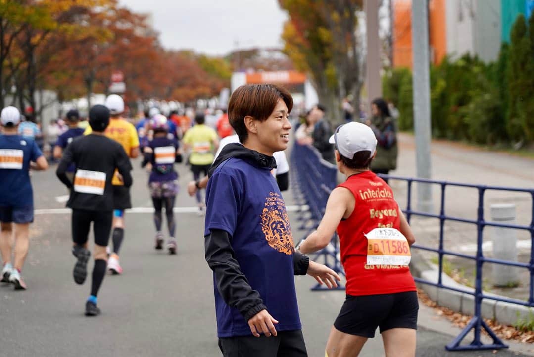 神野大地のインスタグラム：「#東北みやぎ復興マラソン コロナや台風で5年ぶりの開催となった今大会に初めてゲスト参加しました。  フィニッシュ地点で応援していると、家族が待ってたり、身体はボロボロで脚を引きずりながら充実した表情のランナーがいたり、ただただ辛そうな人がいたり、全員にドラマがあってフルマラソンは良いなと思えた日でした。走ったことがない人はぜひチャレンジしてください笑  コースの4分の3以上が津波の浸水域であるこの大会。僕が応援させてもらった20km地点の旧荒浜小学校は、津波の被害にあった当時のまま現在も保存されています。校舎の2階まで津波が押し寄せたことが信じられず…津波の恐ろしさを感じました。「記憶の風化防止」「減災・防災の発信」というコンセプトを掲げているこの大会がより一層盛り上がって欲しいです。  @runforrevive」