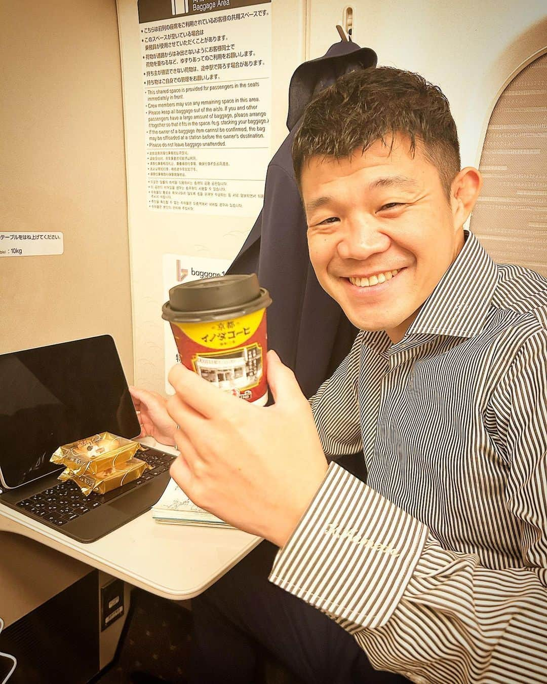 亀田興毅のインスタグラム：「11月から新幹線の車内販売がQRコードでしか買えなくなったってしってた？いきなり操作ミスして3個もコーヒー頼んでもうた。」