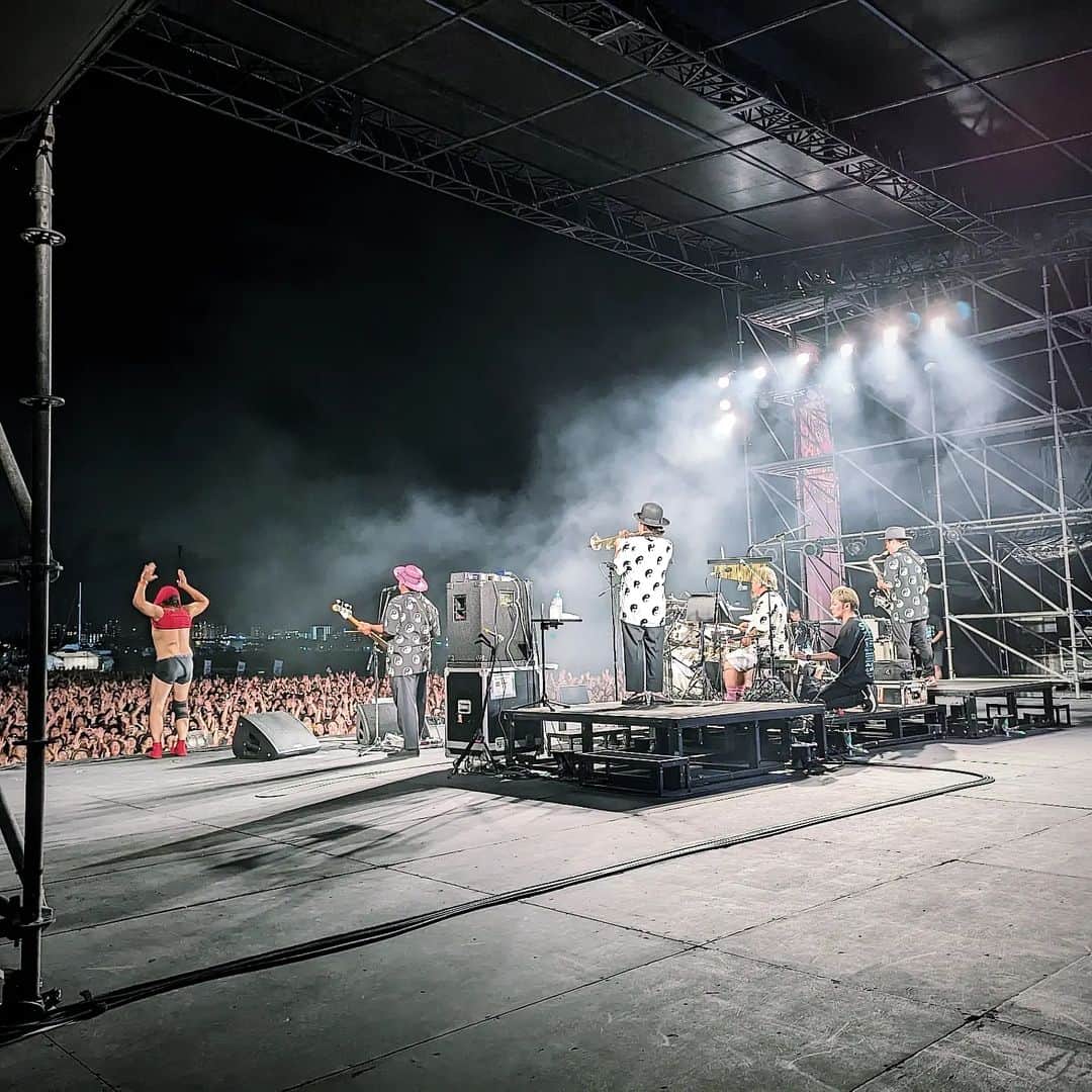 のインスタグラム：「⁡ ⁡MONGOL800 ga FESTIVAL  What a Wonderful World!! 2023  久々に訪れることが出来た沖縄 フェスのタイトル通り いやそれ以上の素晴らしい日だった ラストを飾るモンパチのステージでの会場の一体感は得も言われぬ光景だったし WANIMAとのアンコールセッションの素敵なわちゃわちゃ感が心地よかった  琉球の思いやりや優しさに触れまくり 心満ち充ち 皆様ありがとうございました  次は間を空けず  来年の2/12(月)  outputでの公演が決まりました 詳細は追ってお知らせします また是非会いましょう♪」