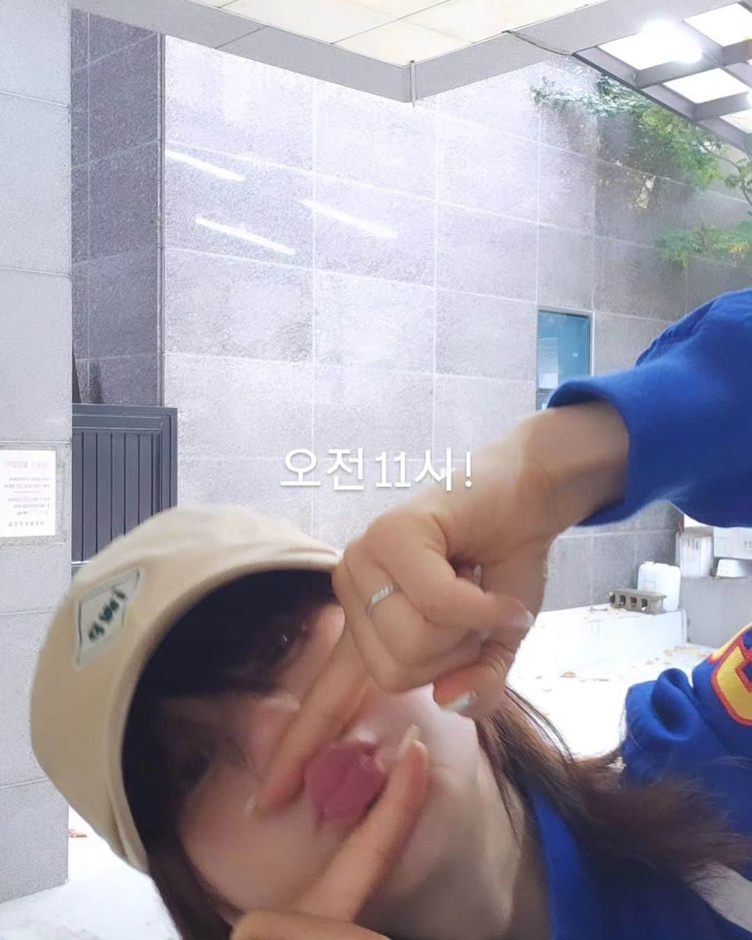 チェ・ガンヒのインスタグラム：「에이 뭐야 ! 🙈  11시에 뭐 하자는 지를 안올렸네   93.9MHZ 최강희의 영화음악 같이 듣자는 거였는데  11시 직전에 짝! 올려는데 헛탕쳤네 ㅋㅋㅋ」
