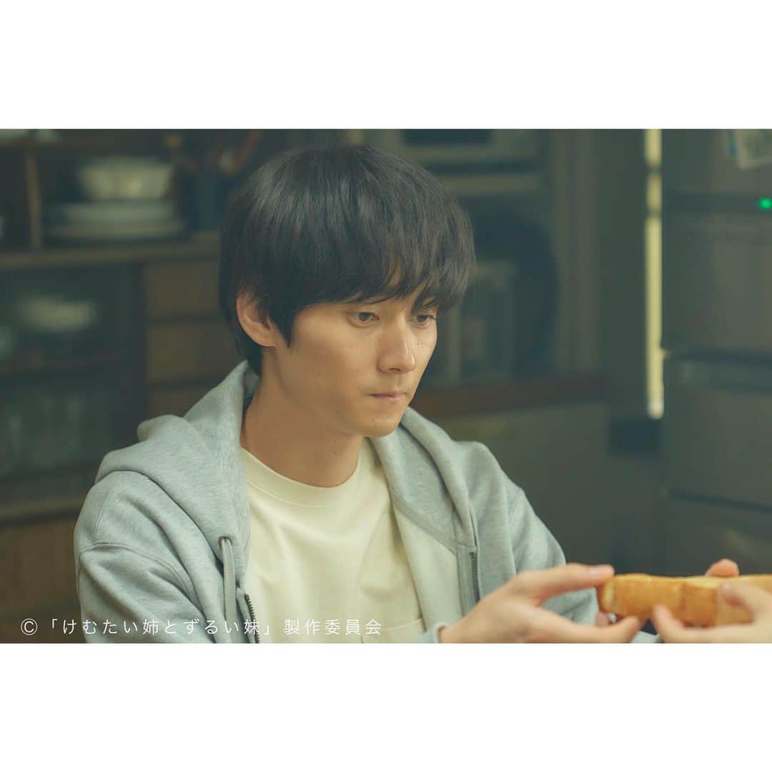 けむたい姉とずるい妹のインスタグラム：「. 第5話をチラ見せ📸 朝のピリピリムード👿⚡️ 静かにバチバチしています…  ／ 『#けむたい姉とずるい妹 』 第5話は今夜11:06放送🪄 ＼  1〜4話は #TVer で配信中🎗 tver.jp/episodes/epg9ptu1ol  U-NEXTなどでも配信中💠  #テレビ東京 #けむずる  #栗山千明 #馬場ふみか #栁俊太郎  #桜田通 #雛形あきこ」